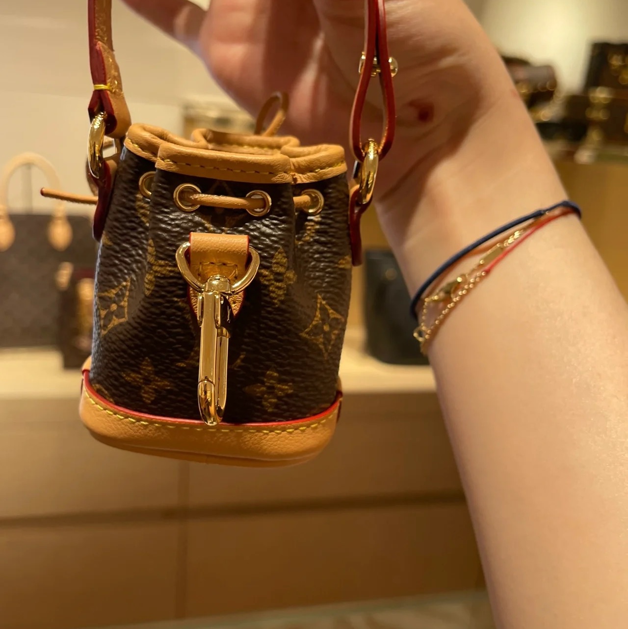 Louis Vuitton Micro Noe Bag Charm Monogram 착용 스타일 - 2