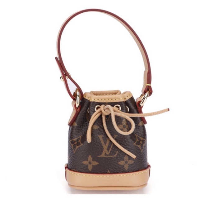 Louis Vuitton Micro Noe Bag Charm Monogram 착용 스타일 - 1