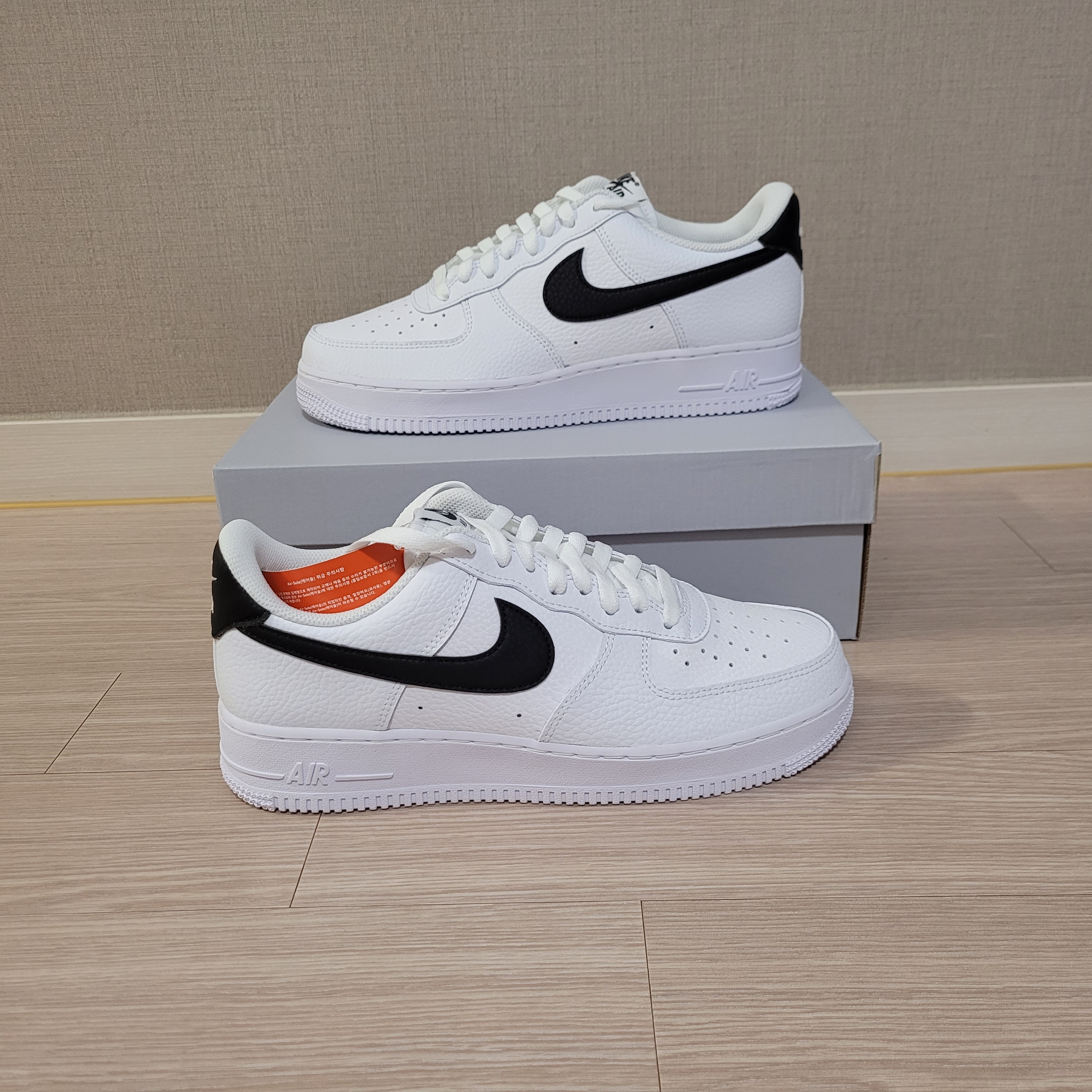 Nike Air Force 1 '07 White Black 착용 스타일 - 2