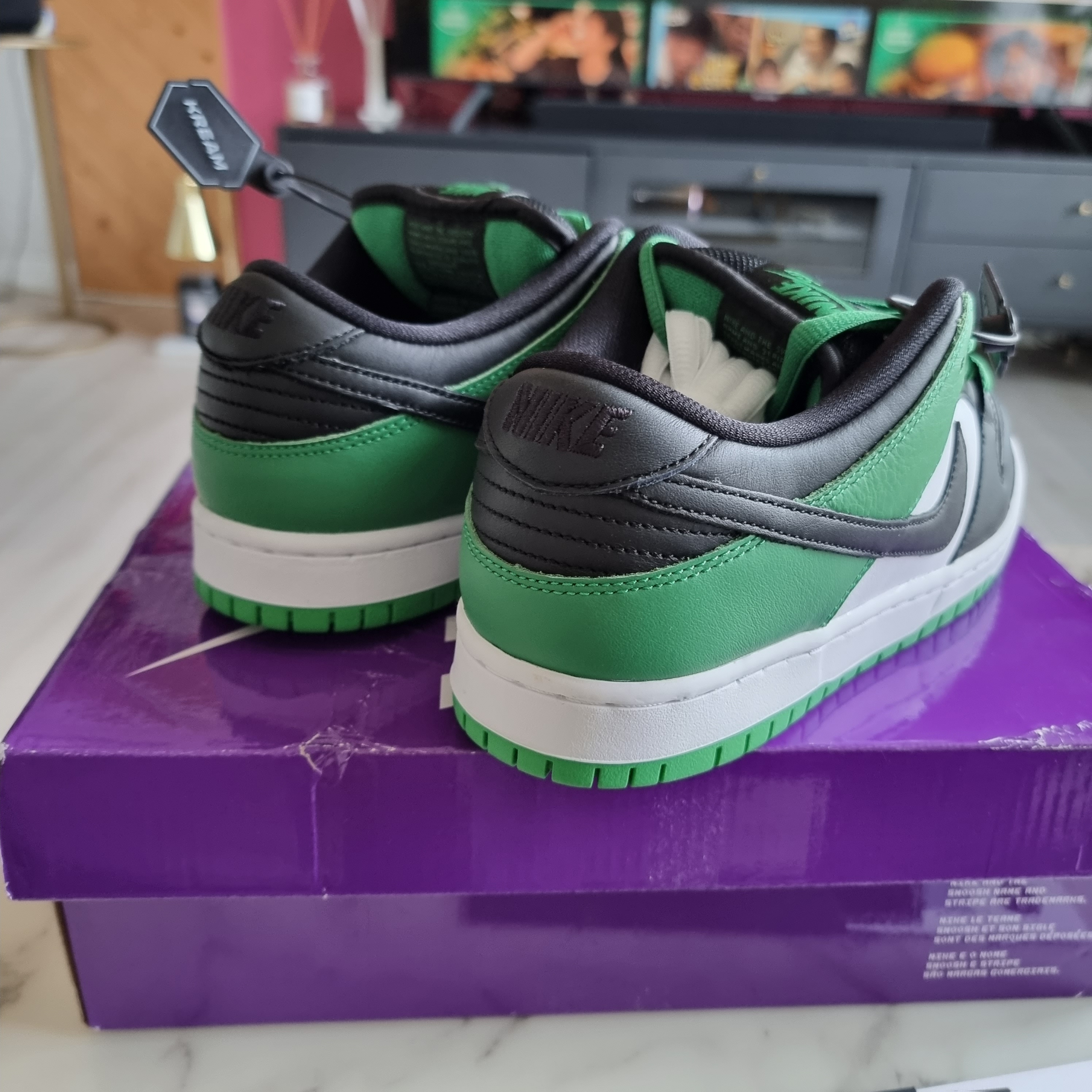 Nike SB Dunk Low Pro Black and Classic Green 착용 스타일 - 2