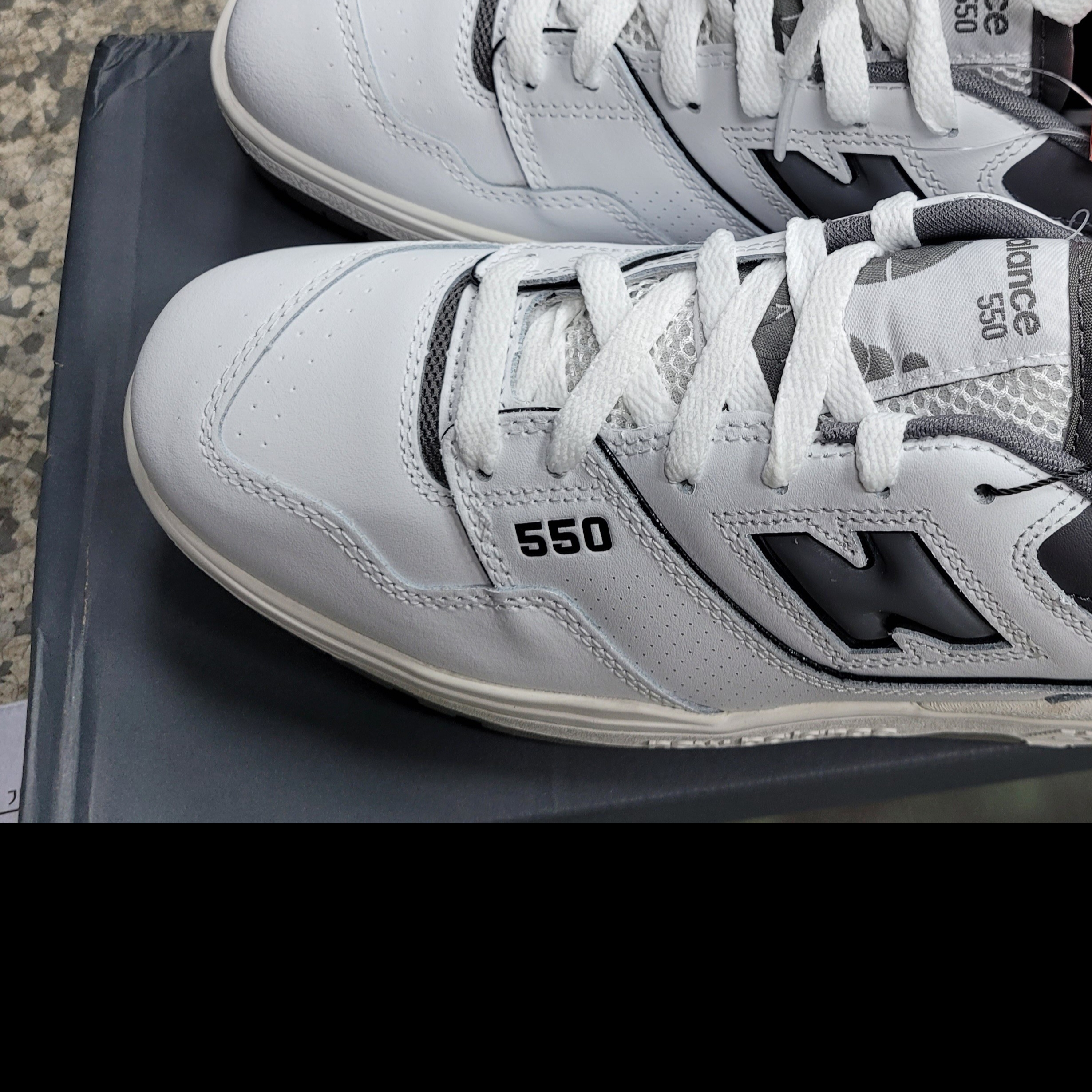 New Balance 550 White Grey Dark Grey - 2E Wide 착용 스타일 - 2