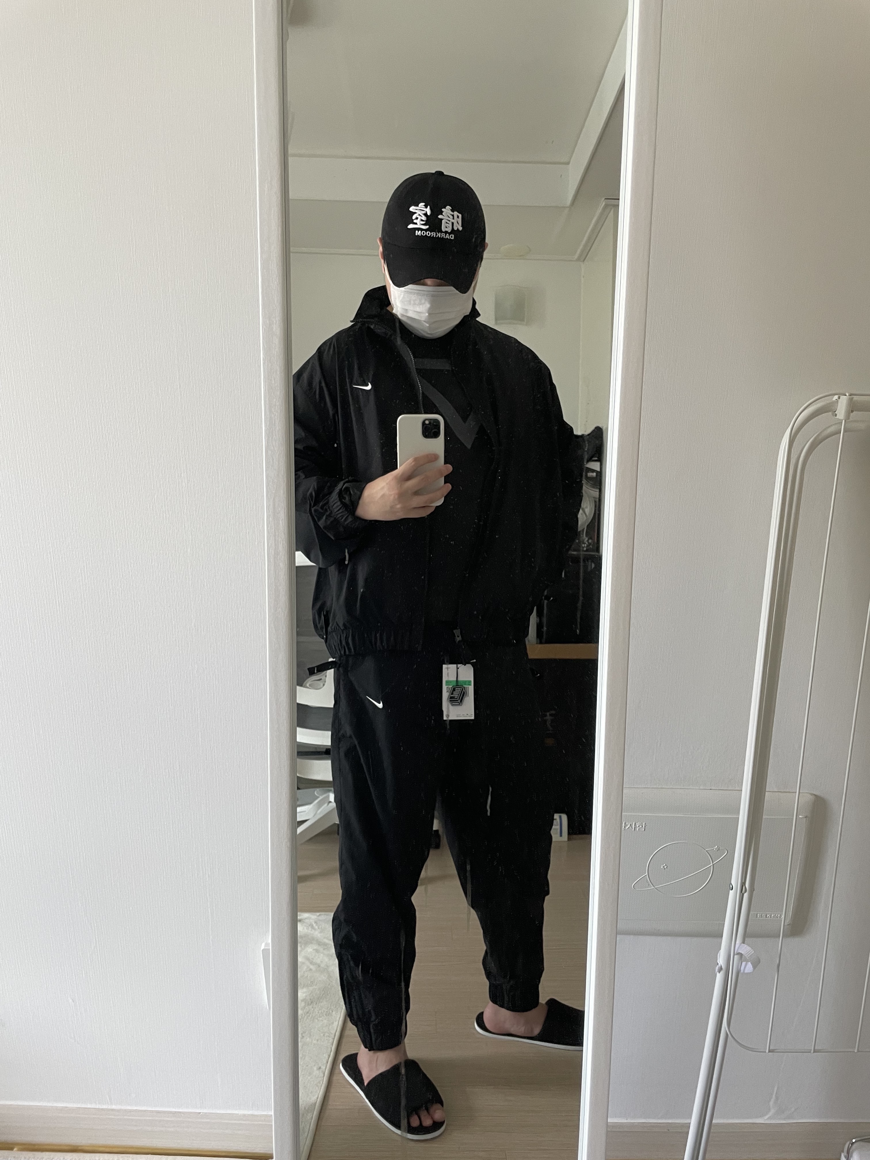 Darkr8m Studio White Logo Cap, Nike NRG Solo Swoosh Woven Track Jacket Black - Asia 착용 스타일