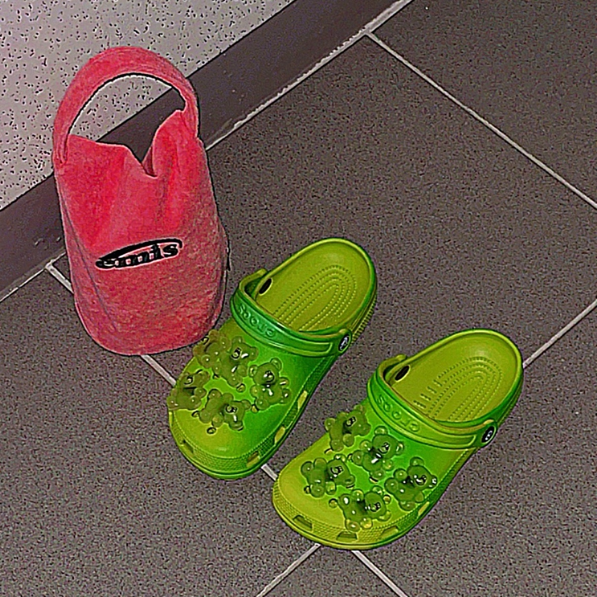Crocs x Lazy Oaf Classic Clog Frosted Alien Green 착용 스타일 - 2