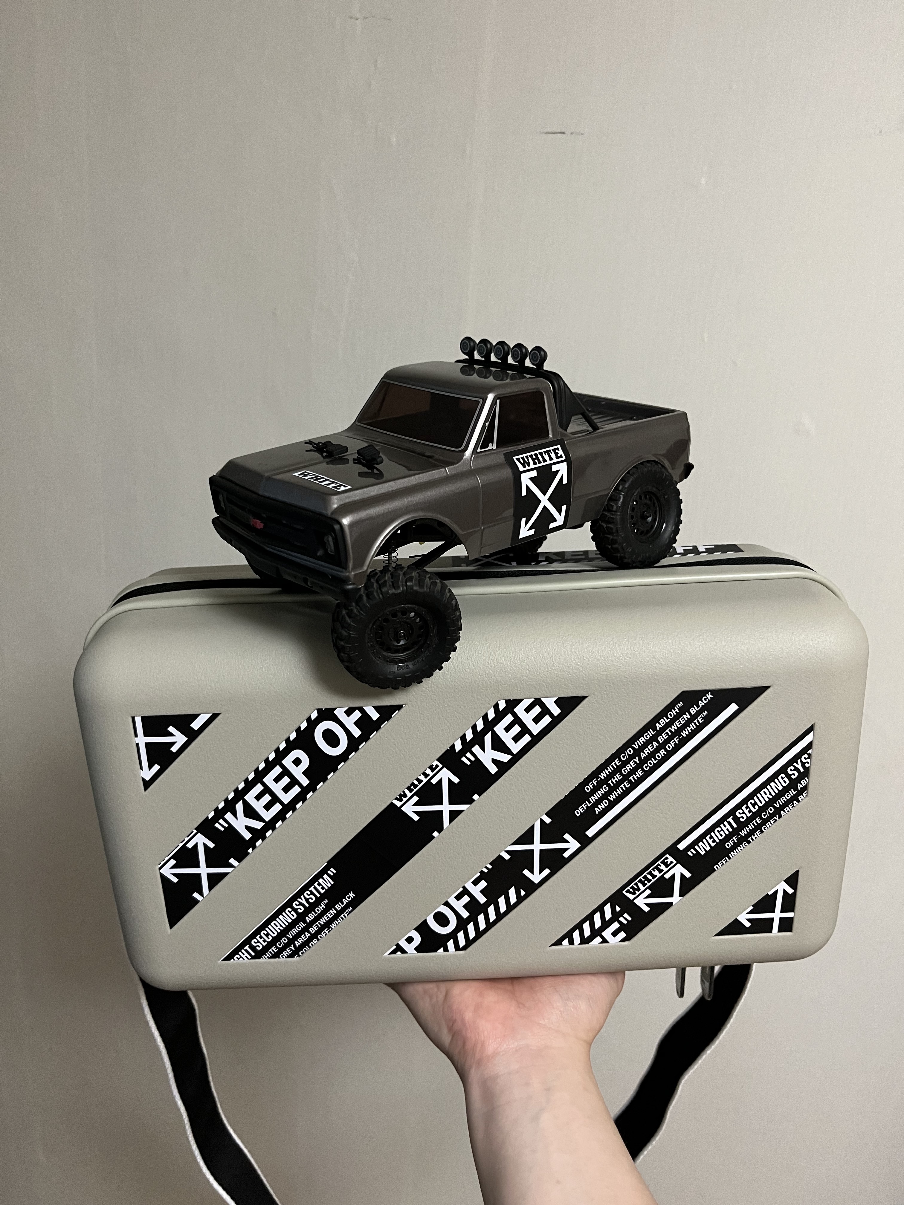 Off-White x Amore Pacific Protection Box (Without Cosmetics) 착용 스타일 - 1