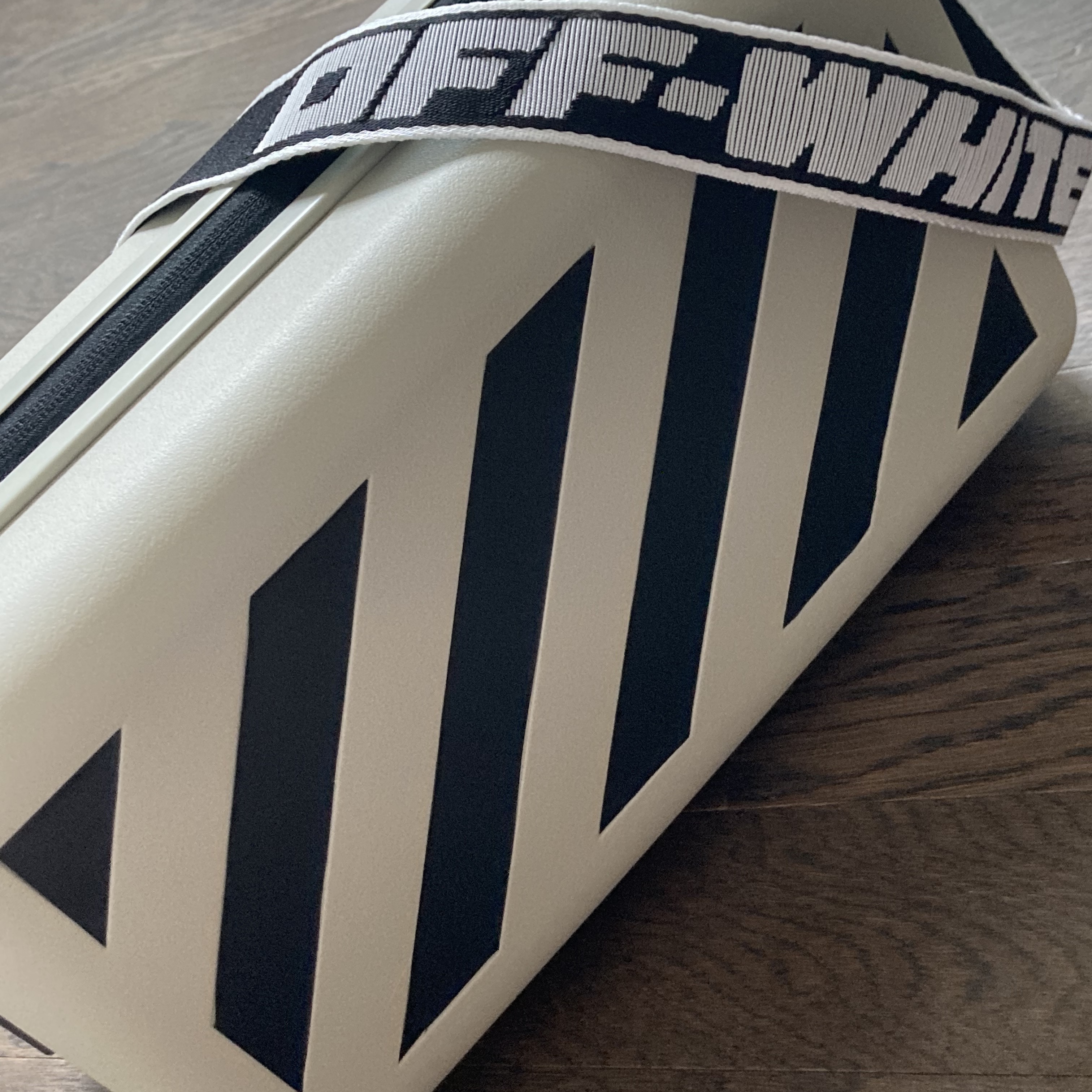 Off-White x Amore Pacific Protection Box (Without Cosmetics) 착용 스타일 - 1