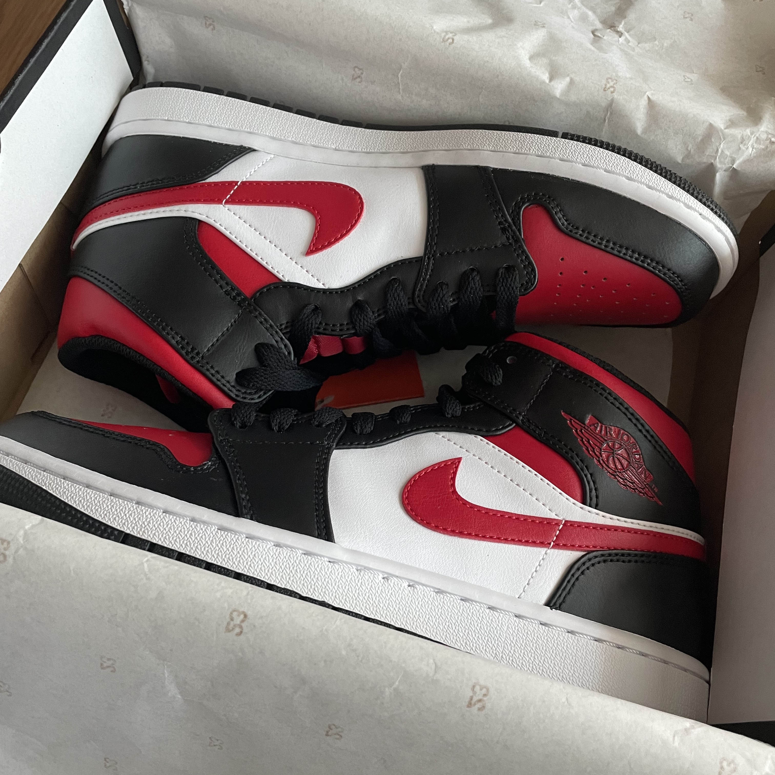 Jordan 1 Mid Black Fire Red 착용 스타일