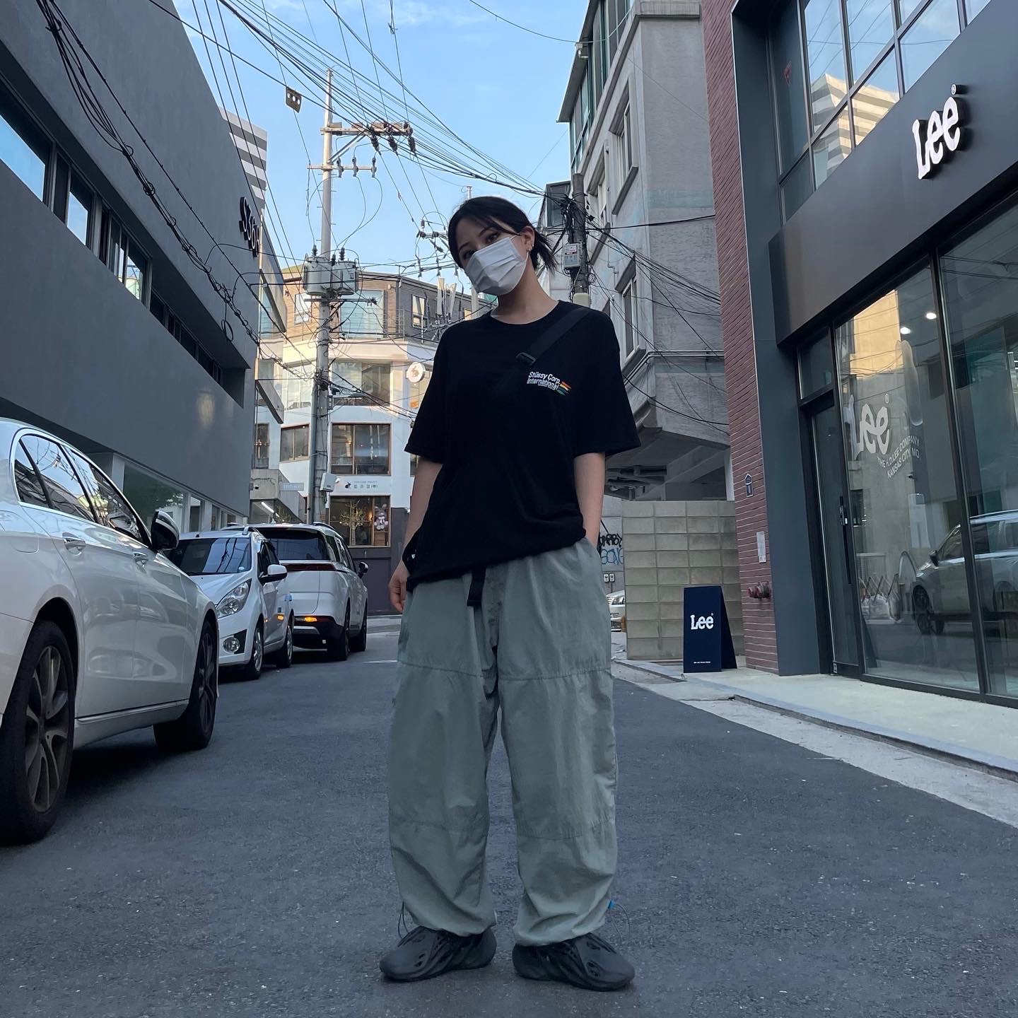 Adidas Yeezy Foam RNNR Onyx 착용 스타일 - 1