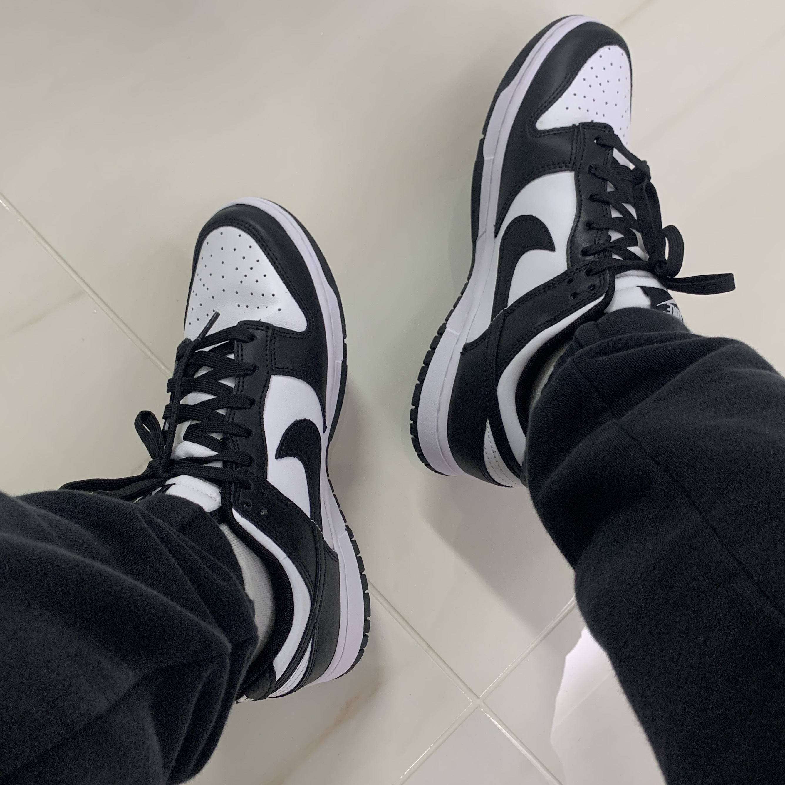 Nike Dunk Low Retro Black 착용 스타일 - 2