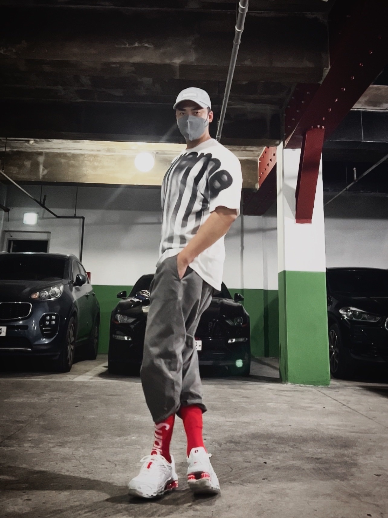 Supreme Washed Chino Twill Camp Cap Grey - 22SS, Supreme Bleed Logo S/S Top White - 20FW 착용 스타일 - 3