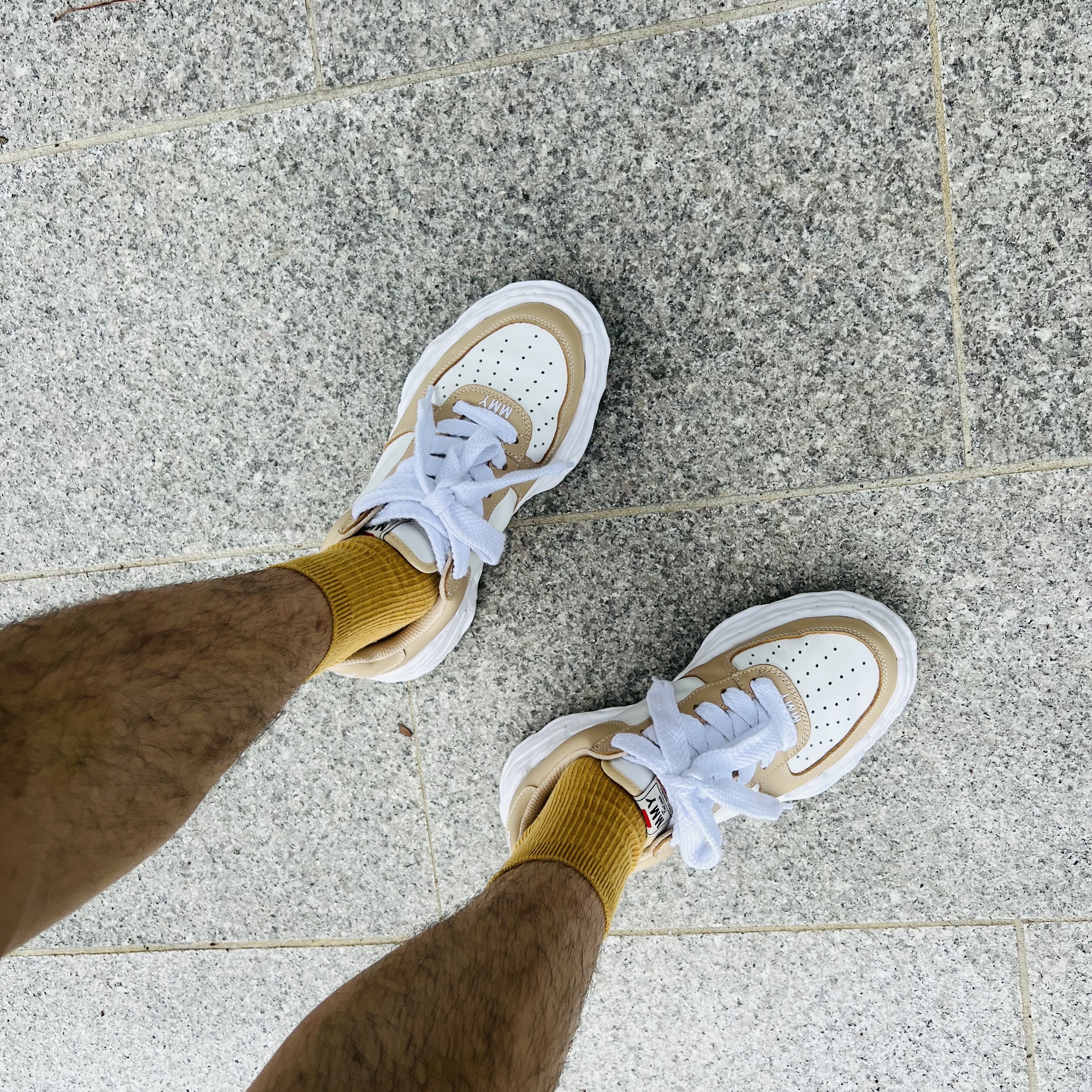 Maison Mihara Yasuhiro Wayne OG Sole Leather Low-top Sneakers Beige White 착용 스타일 - 4
