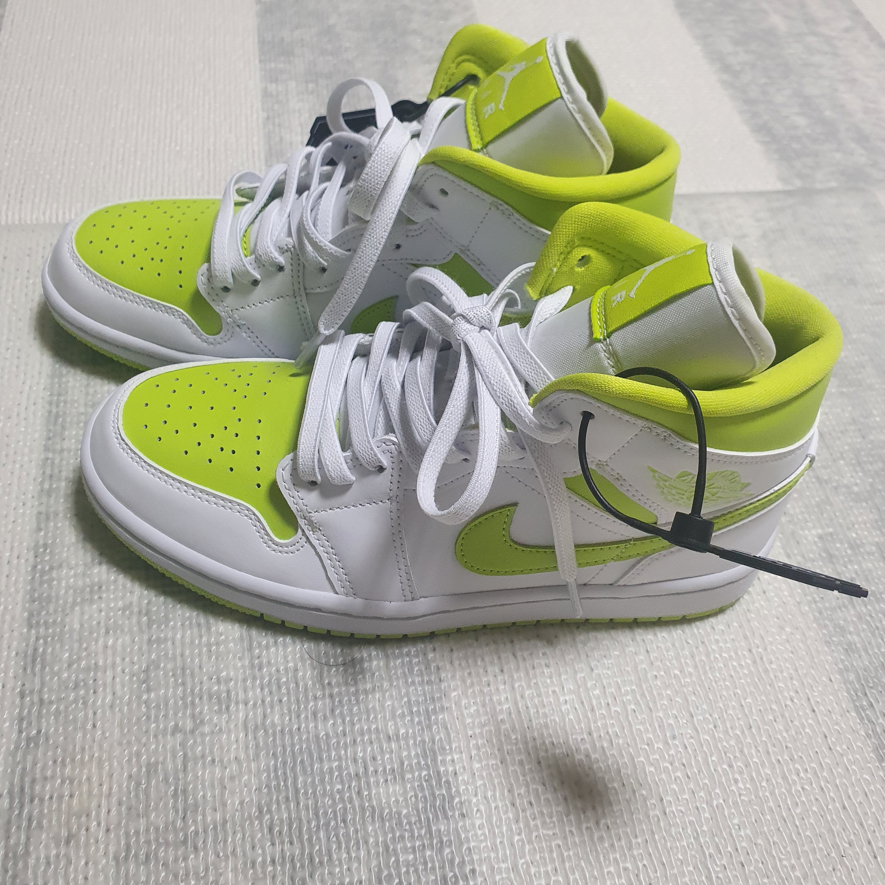 (W) Jordan 1 Mid White Atomic Green 착용 스타일 - 2
