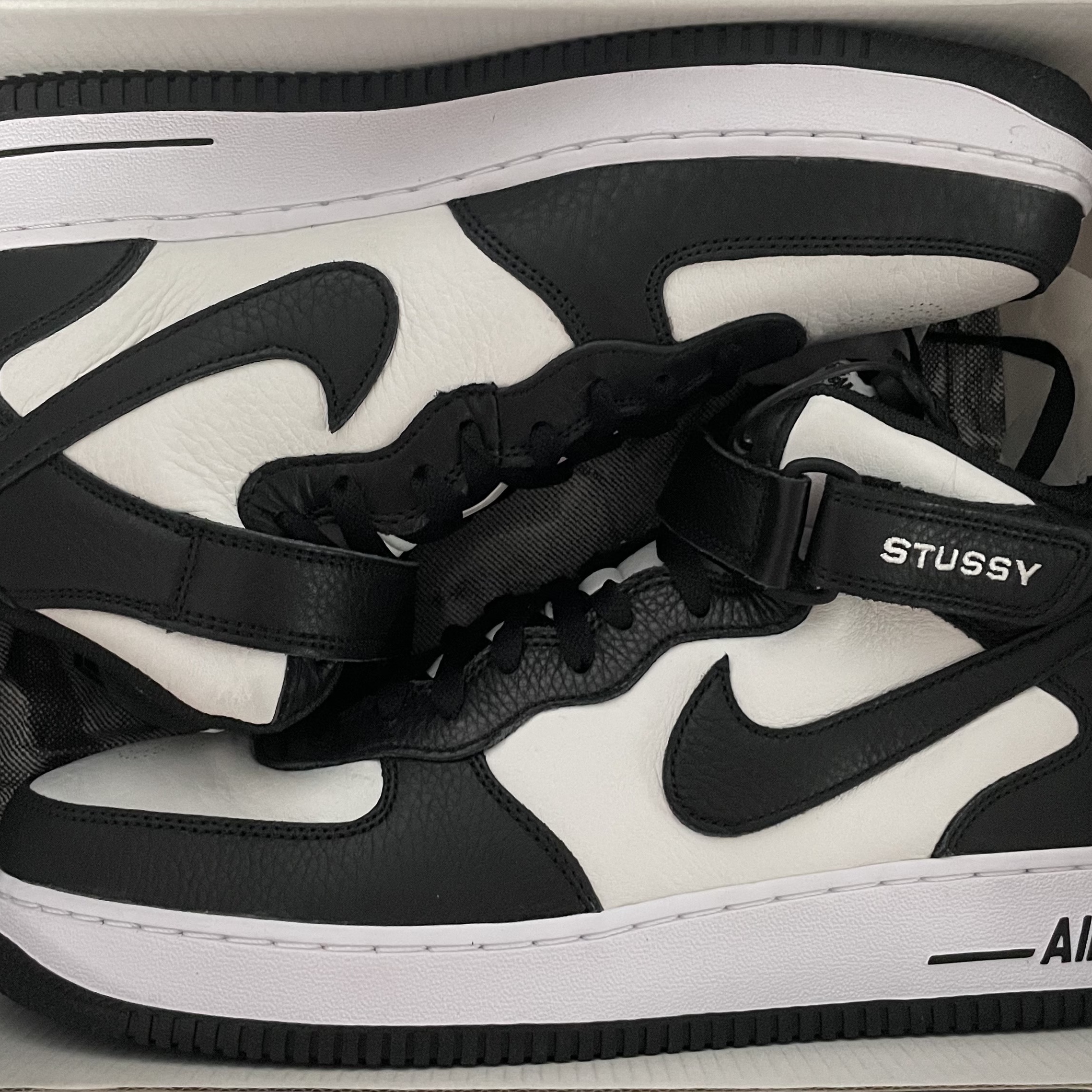 Nike x Stussy Air Force 1 '07 Mid SP Black and Light Bone 착용 스타일