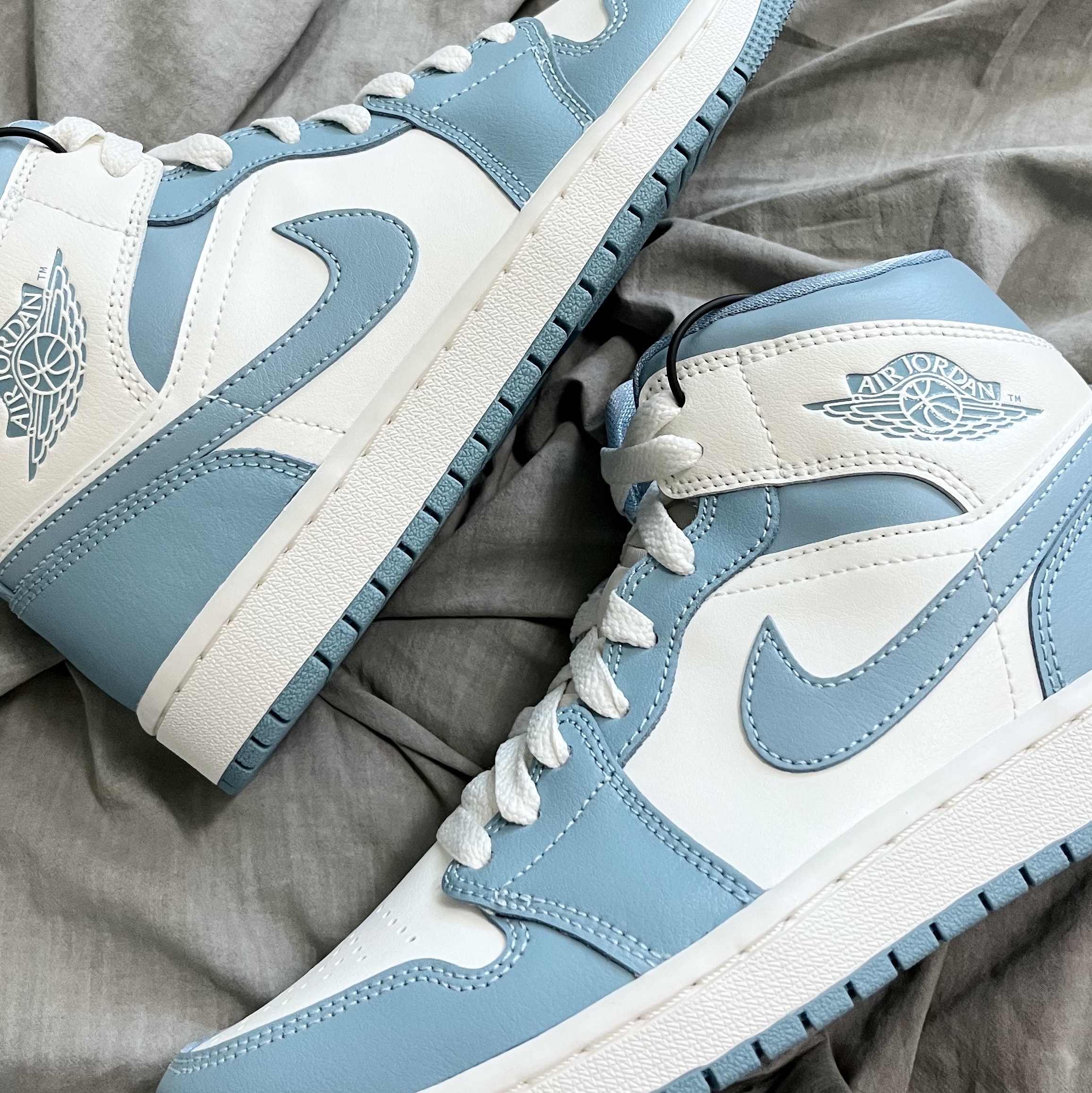 (W) Jordan 1 Mid Sail and Worn Blue 착용 스타일 - 1