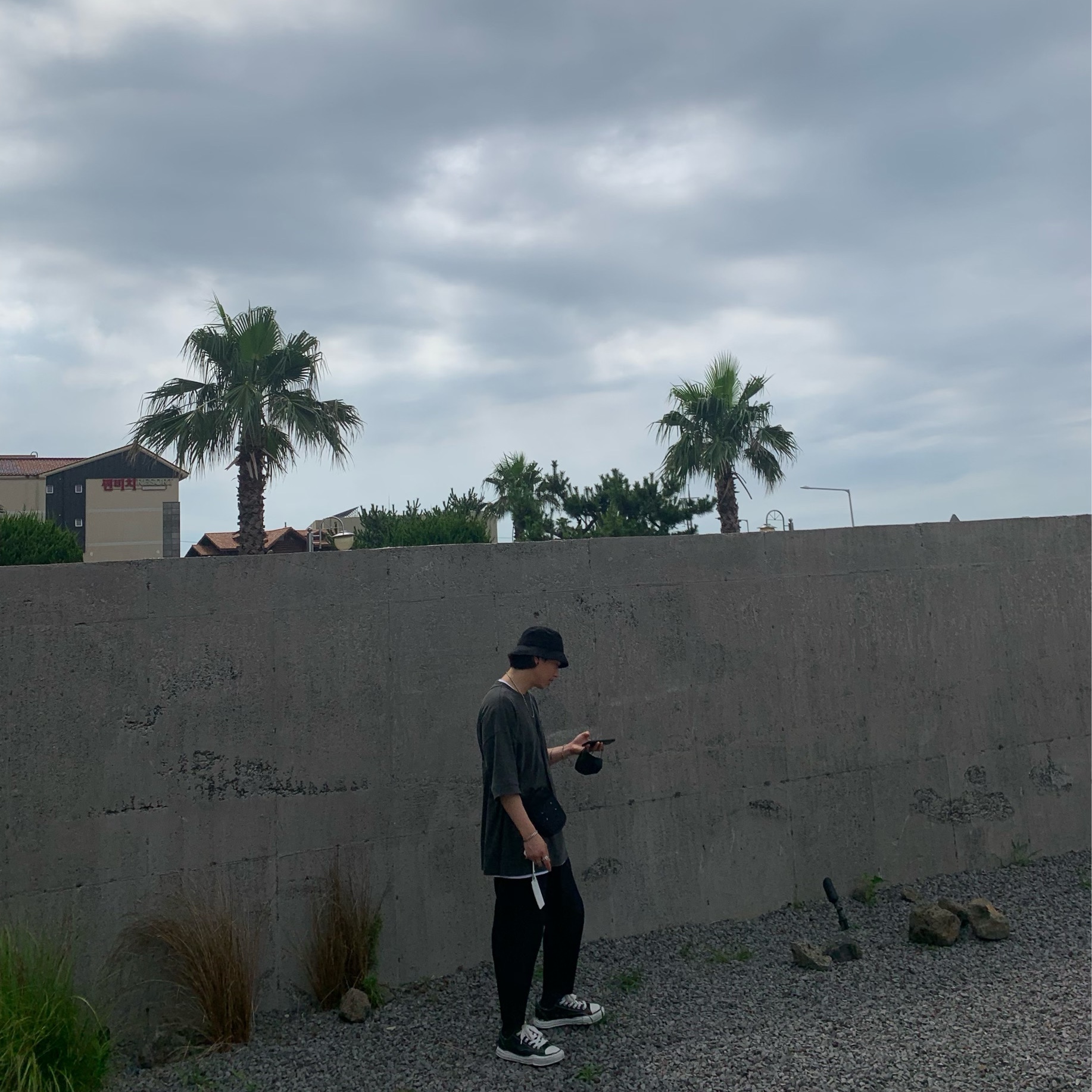 Juun.J Mask Detail Bucket Hat Black - 22SS, Homme Plisse Issey Miyake Basics Pants Black 착용 스타일 - 3