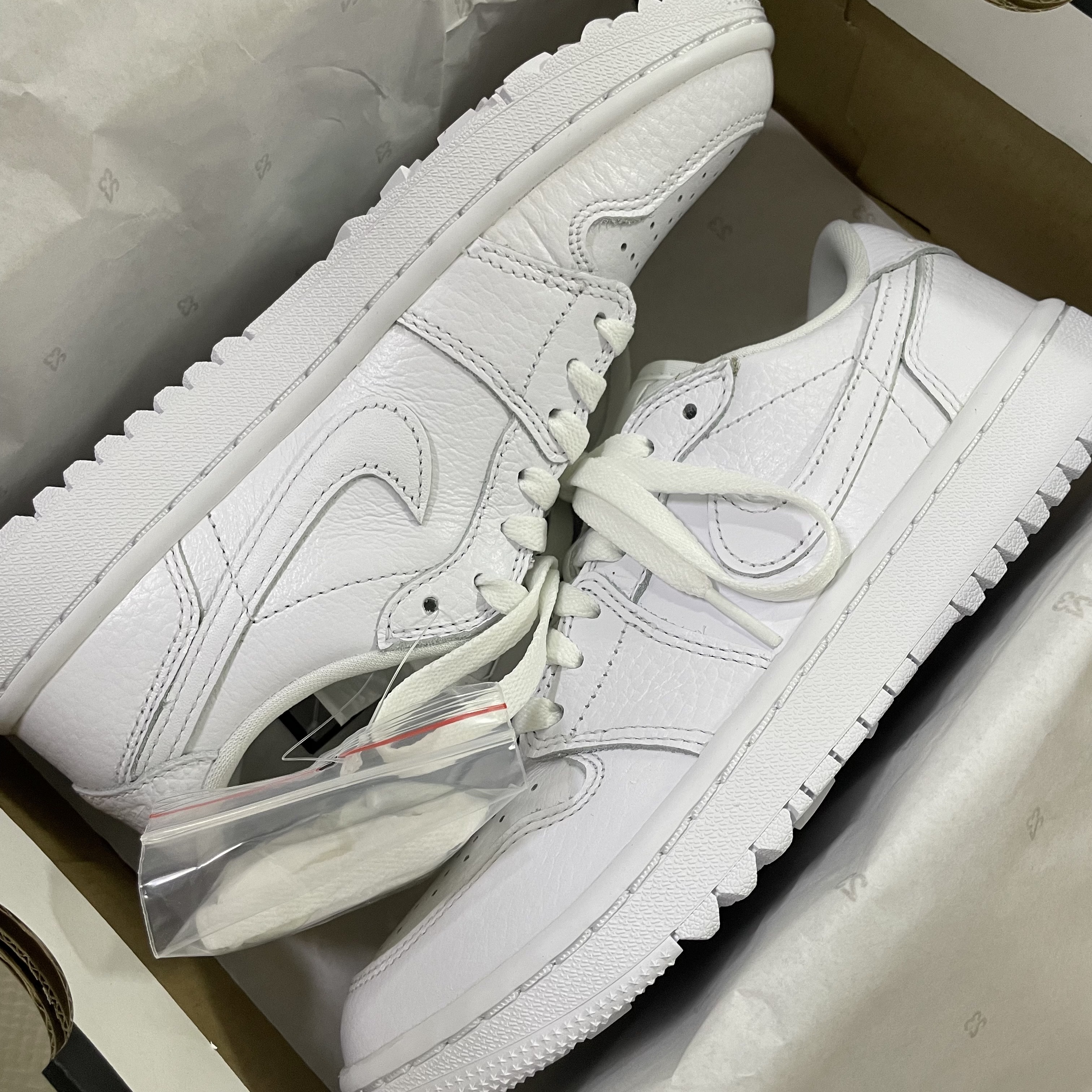 Jordan 1 Low Golf Triple White 착용 스타일