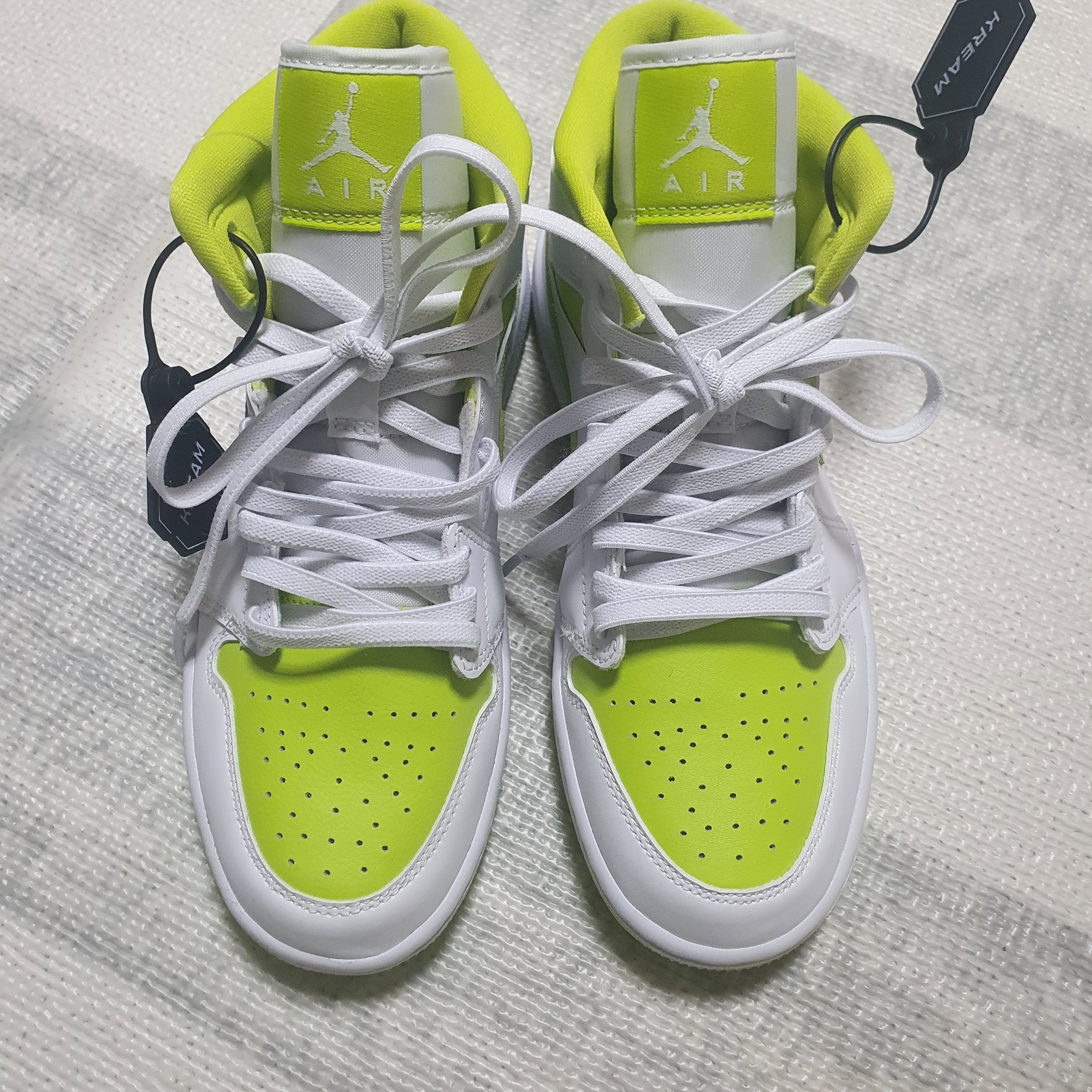 (W) Jordan 1 Mid White Atomic Green 착용 스타일 - 1