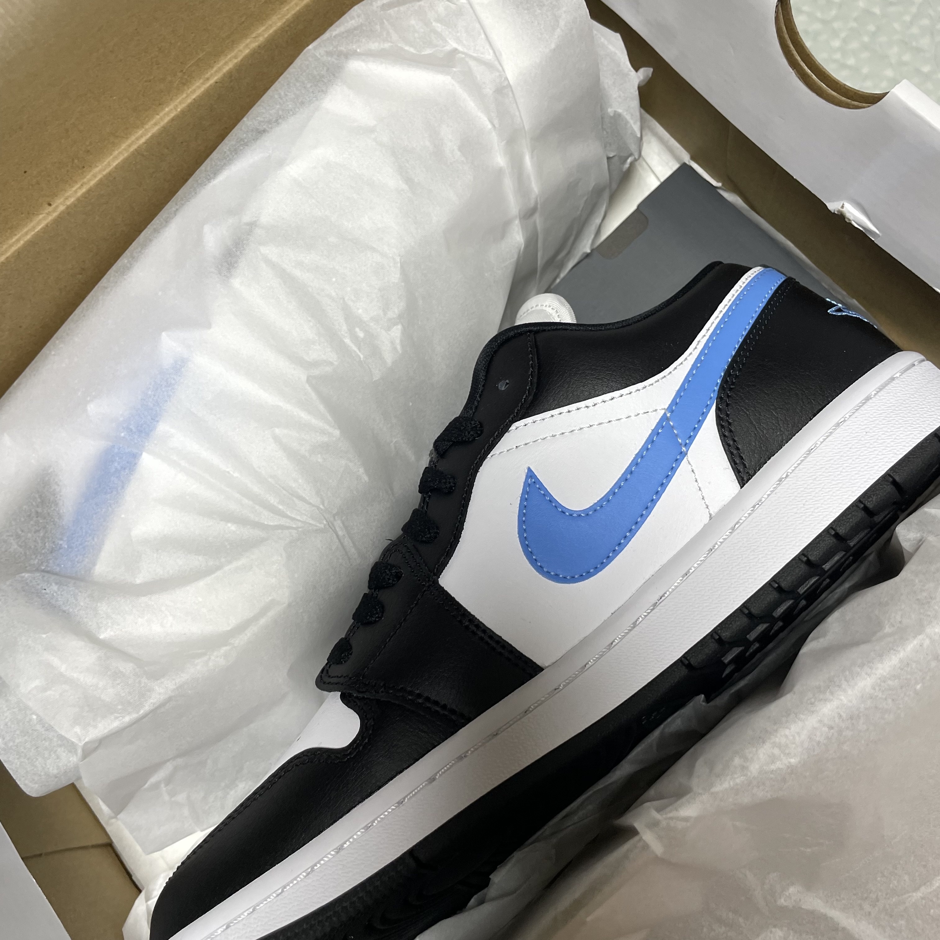 (W) Jordan 1 Low Black University Blue 착용 스타일 - 1