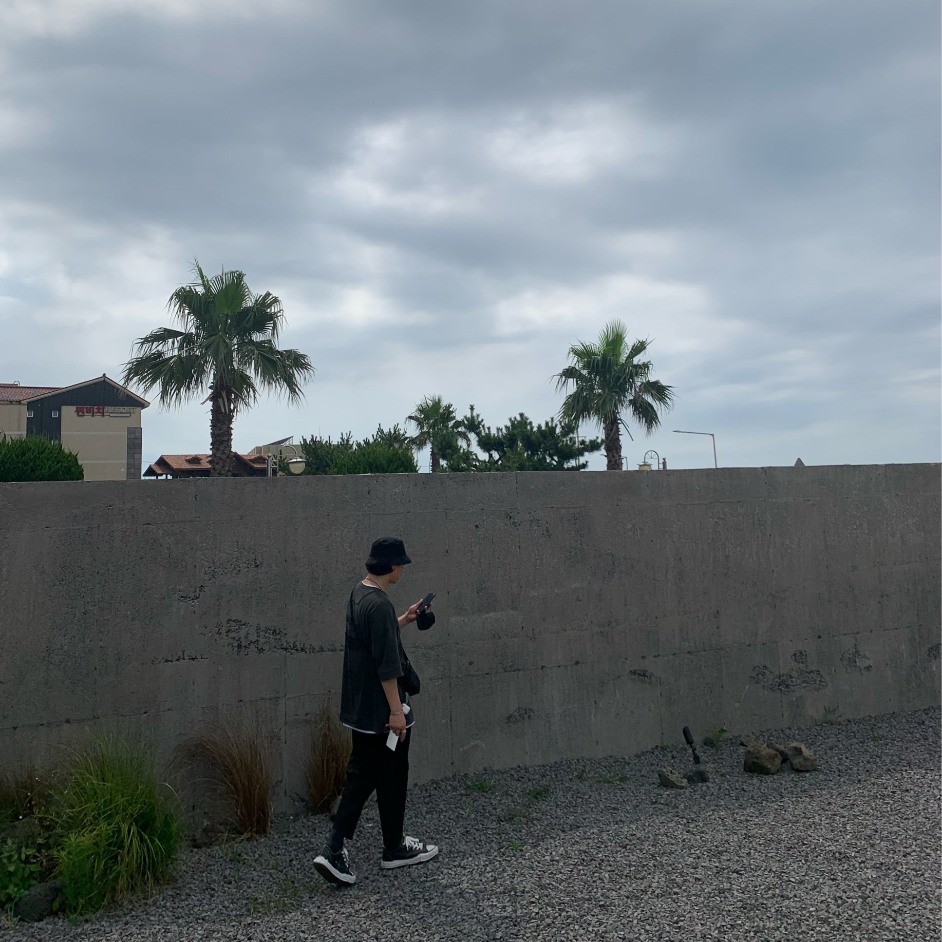 Juun.J Mask Detail Bucket Hat Black - 22SS, Homme Plisse Issey Miyake Basics Pants Black 착용 스타일 - 2