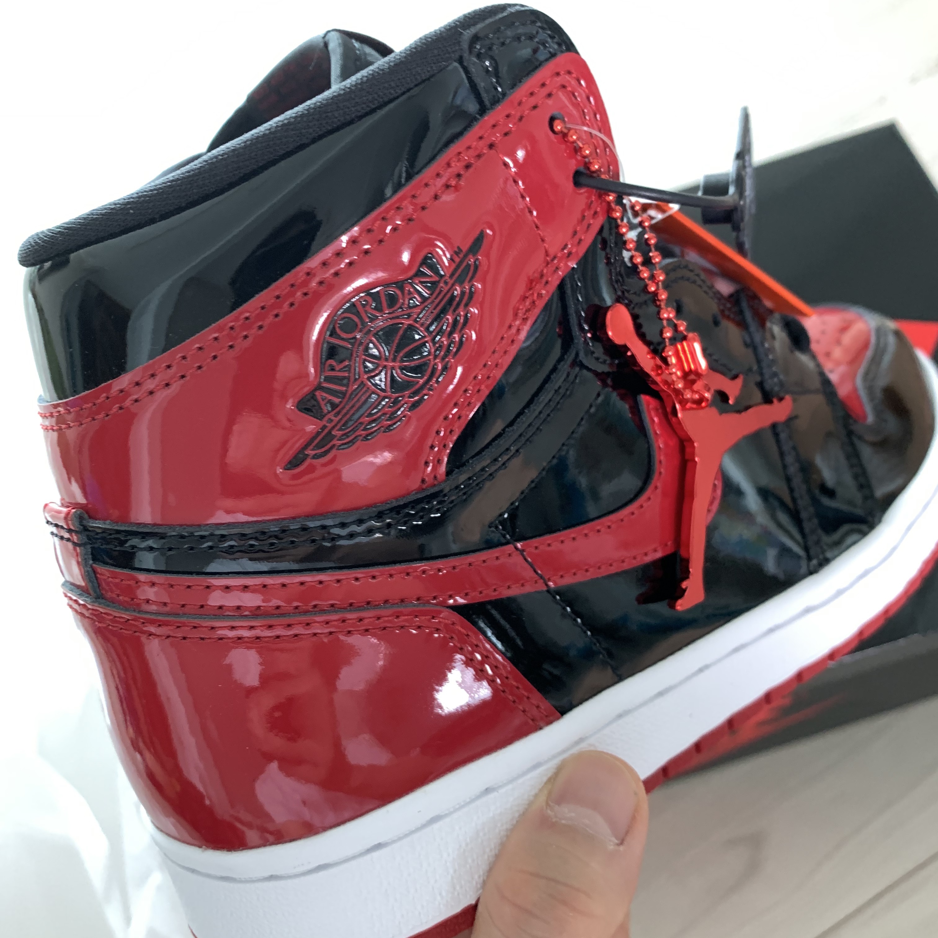 Jordan 1 Retro High OG Patent Bred 착용 스타일 - 3