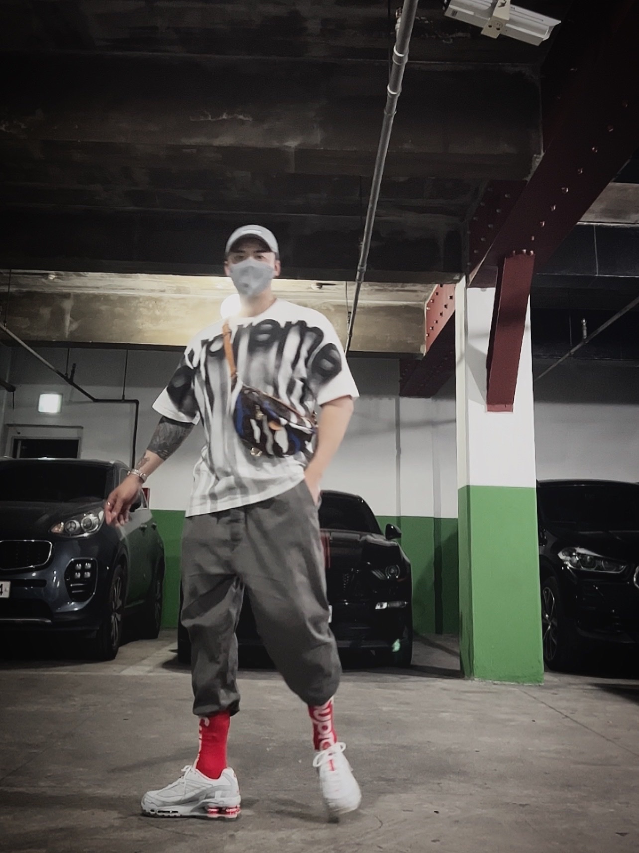 Supreme Washed Chino Twill Camp Cap Grey - 22SS, Supreme Bleed Logo S/S Top White - 20FW 착용 스타일 - 2