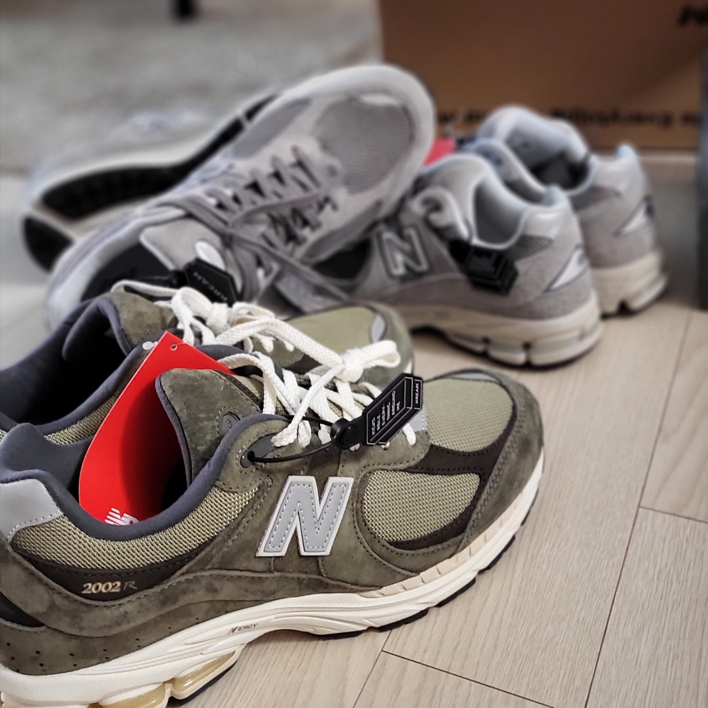 New Balance 2002R Grey, New Balance 2002R Special Vintage Khaki 착용 스타일