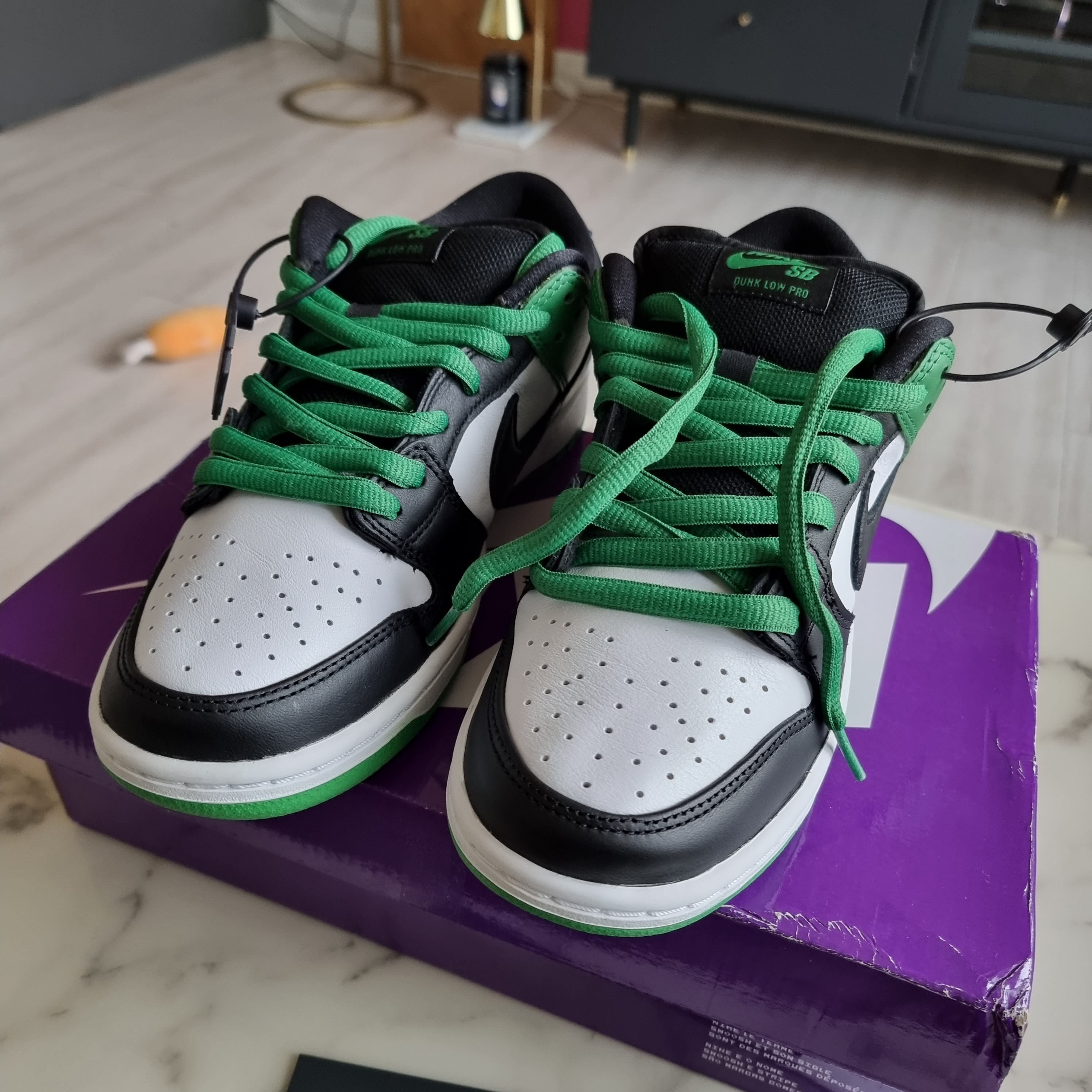 Nike SB Dunk Low Pro Black and Classic Green 착용 스타일 - 3