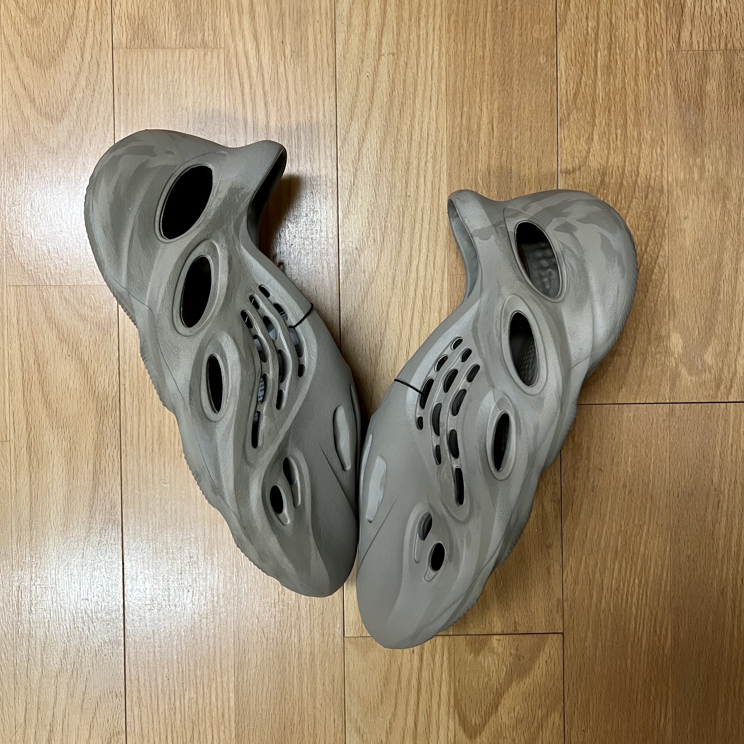 Adidas Yeezy Foam RNNR Stone Sage 착용 스타일