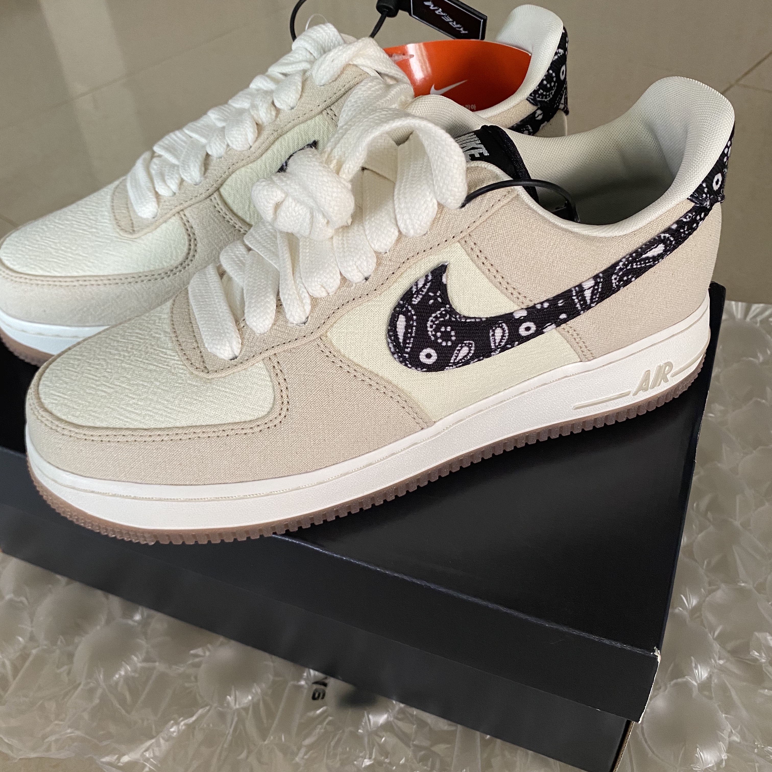 Nike Air Force 1 '07 LV8 Paisley Swoosh 착용 스타일 - 1