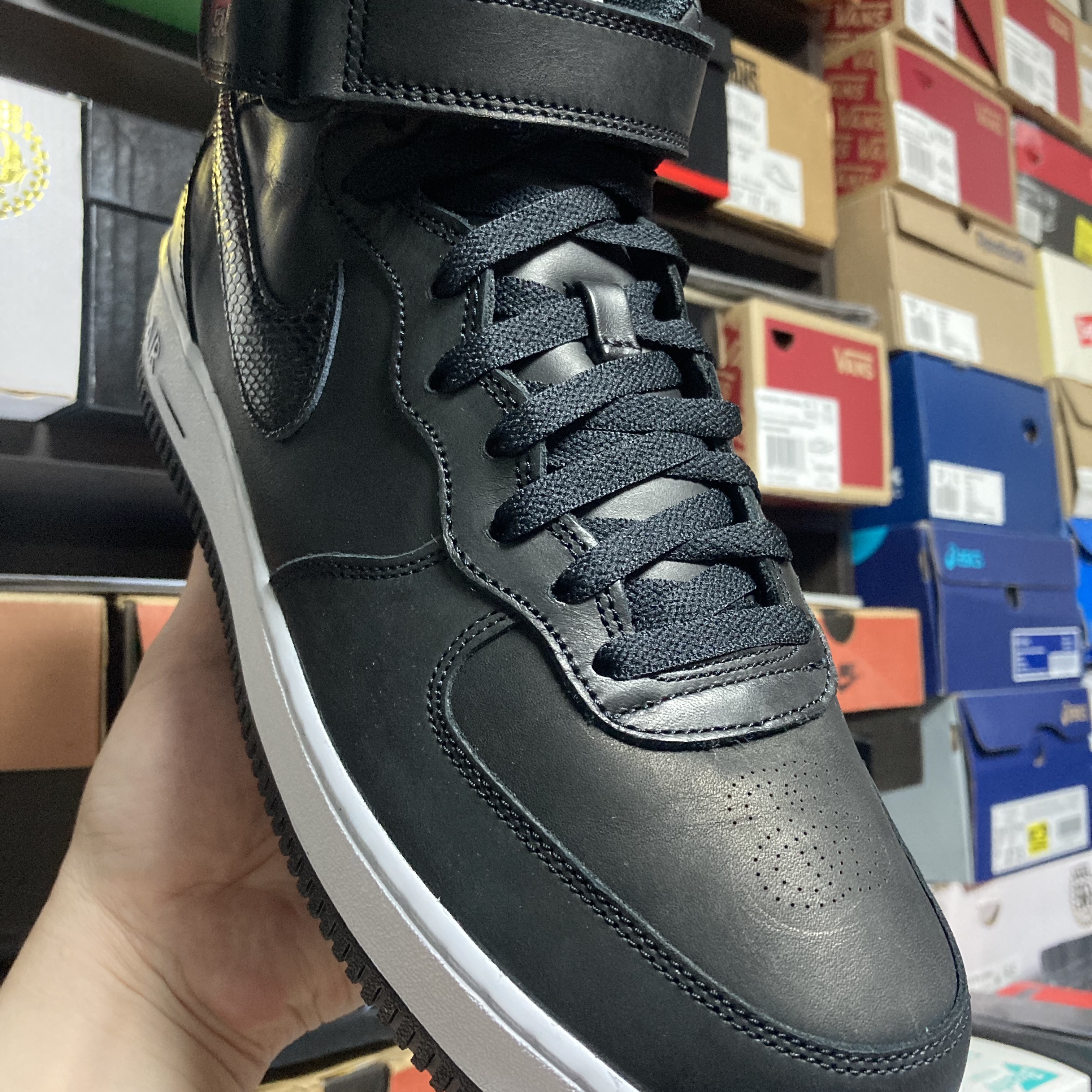 Nike x Stussy Air Force 1 '07 Mid SP Black 착용 스타일 - 2