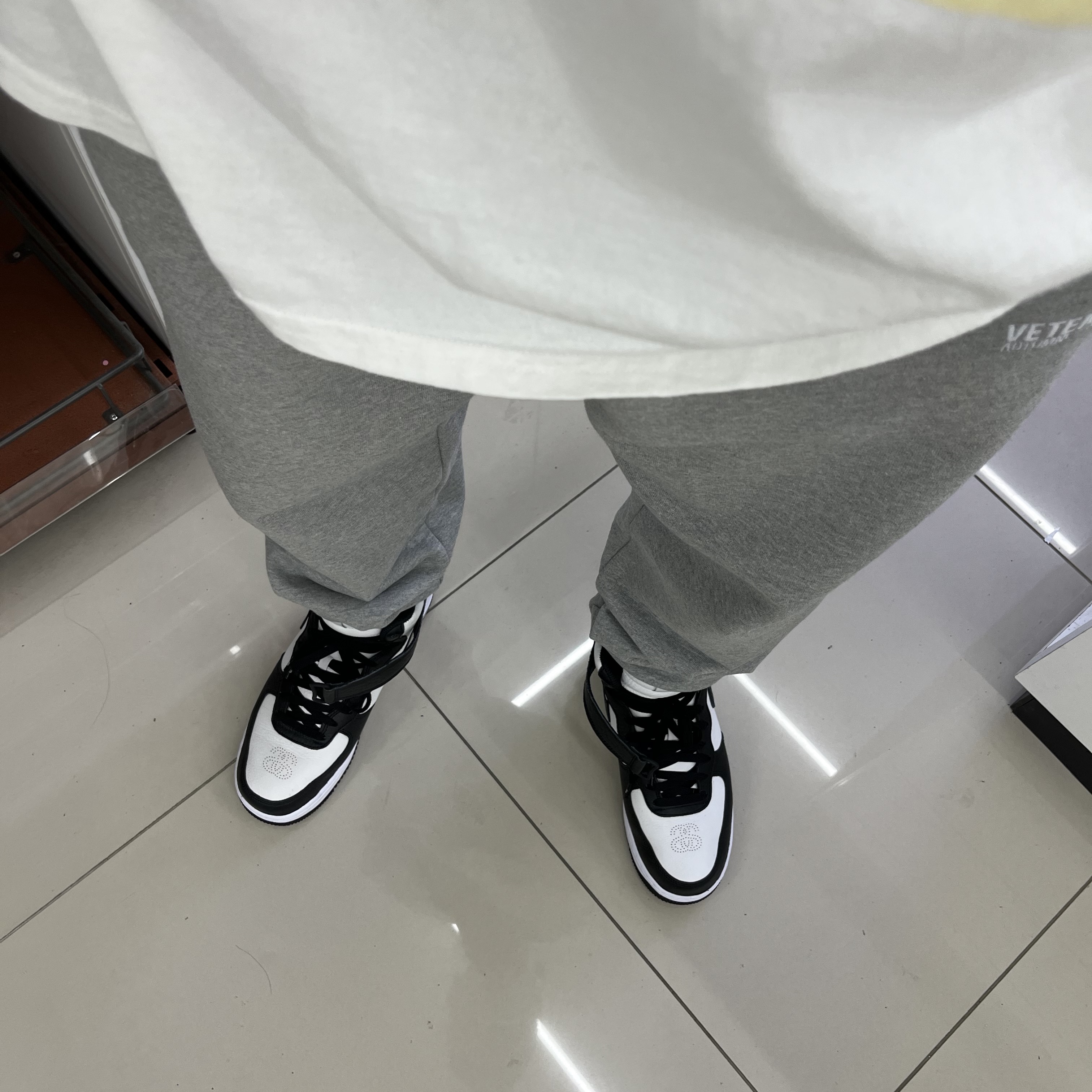 Nike x Stussy Air Force 1 '07 Mid SP Black and Light Bone 착용 스타일 - 2