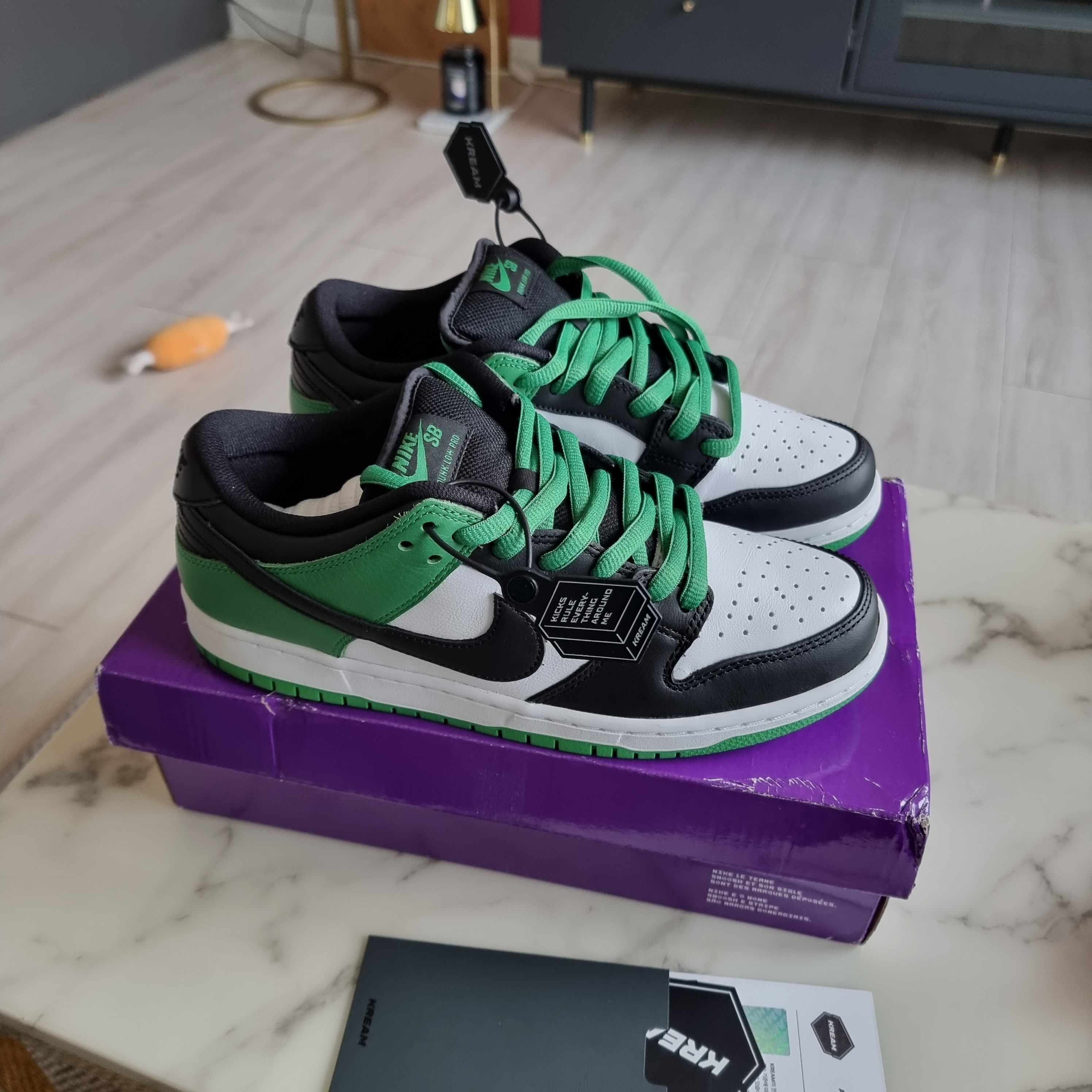 Nike SB Dunk Low Pro Black and Classic Green 착용 스타일 - 1