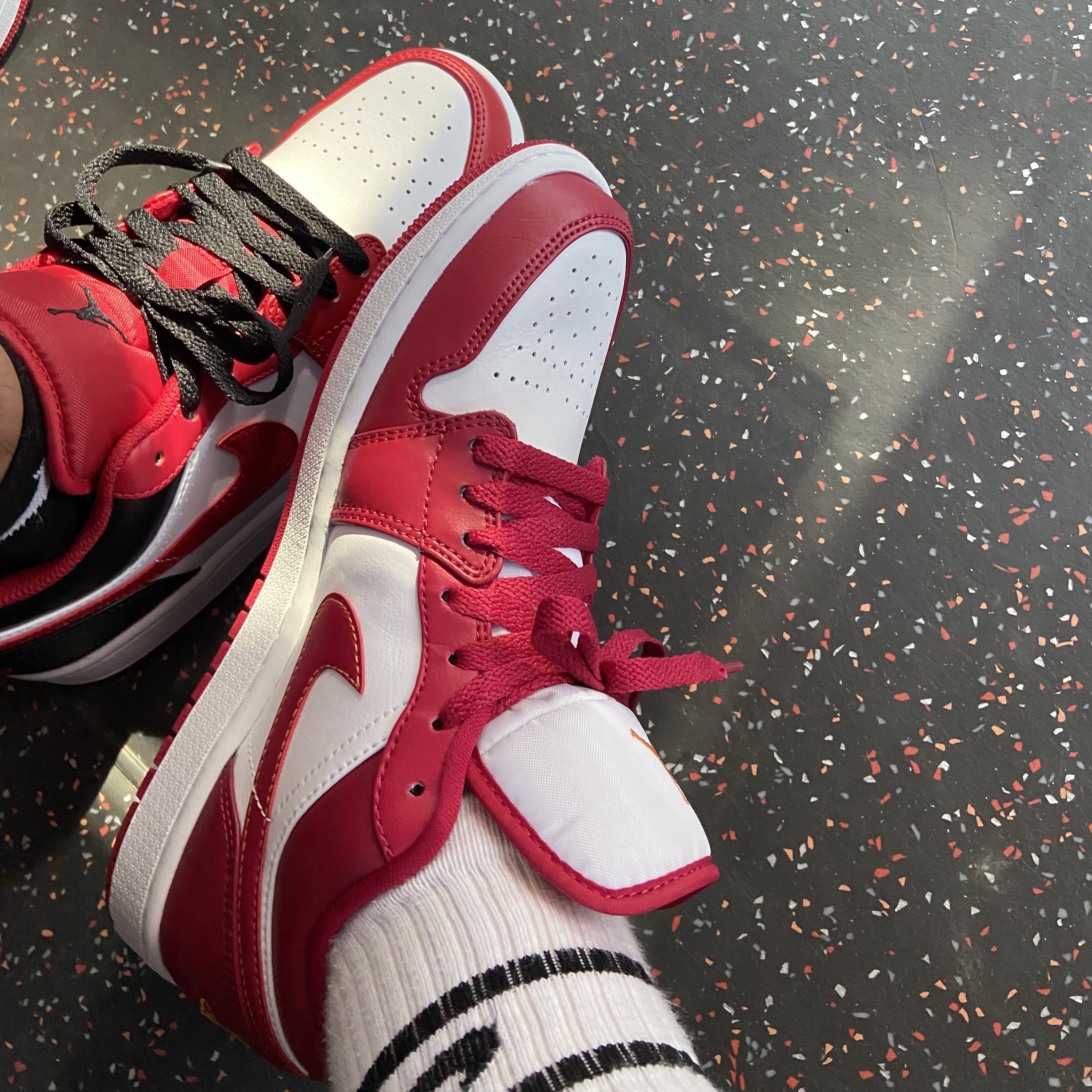 Jordan 1 Low Cardinal Red, Jordan 1 Low White Gym Red Black 착용 스타일