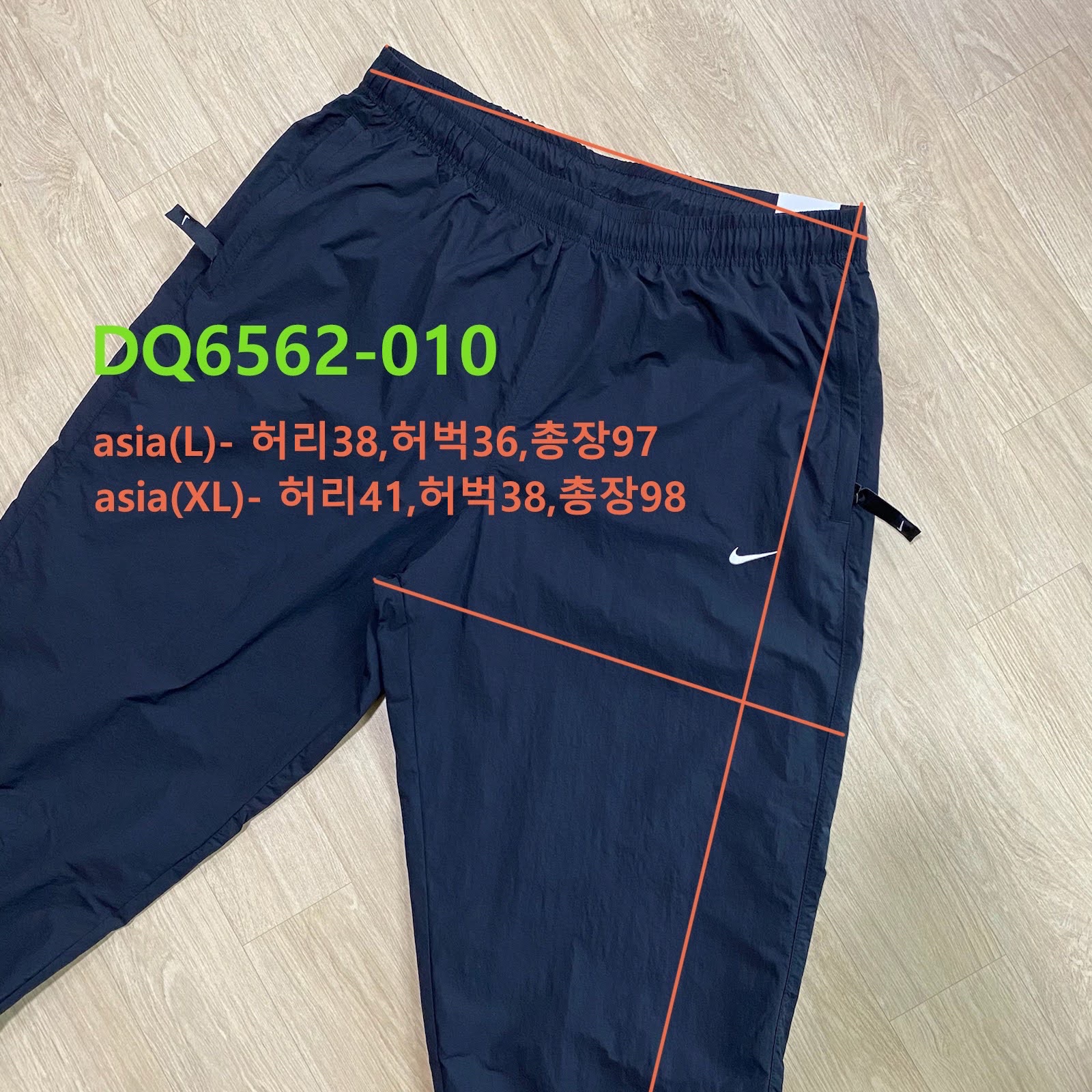 Nike NRG Solo Swoosh Woven Track Jacket Black - Asia, Nike NRG Solo Swoosh Woven Track Pants Black White - Asia 착용 스타일 - 3