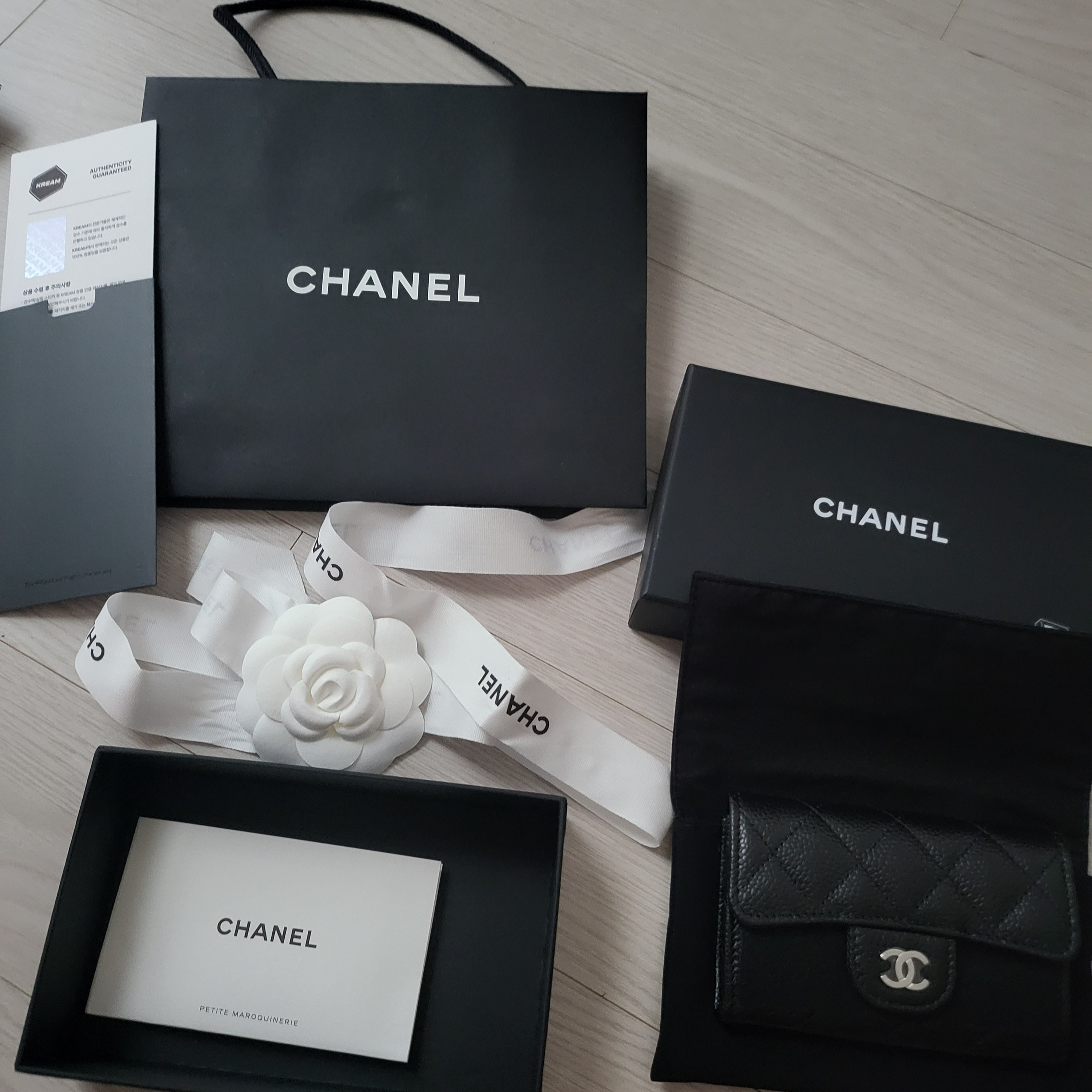 Chanel Classic Card Holder Grained Calfskin & Silver Black 착용 스타일