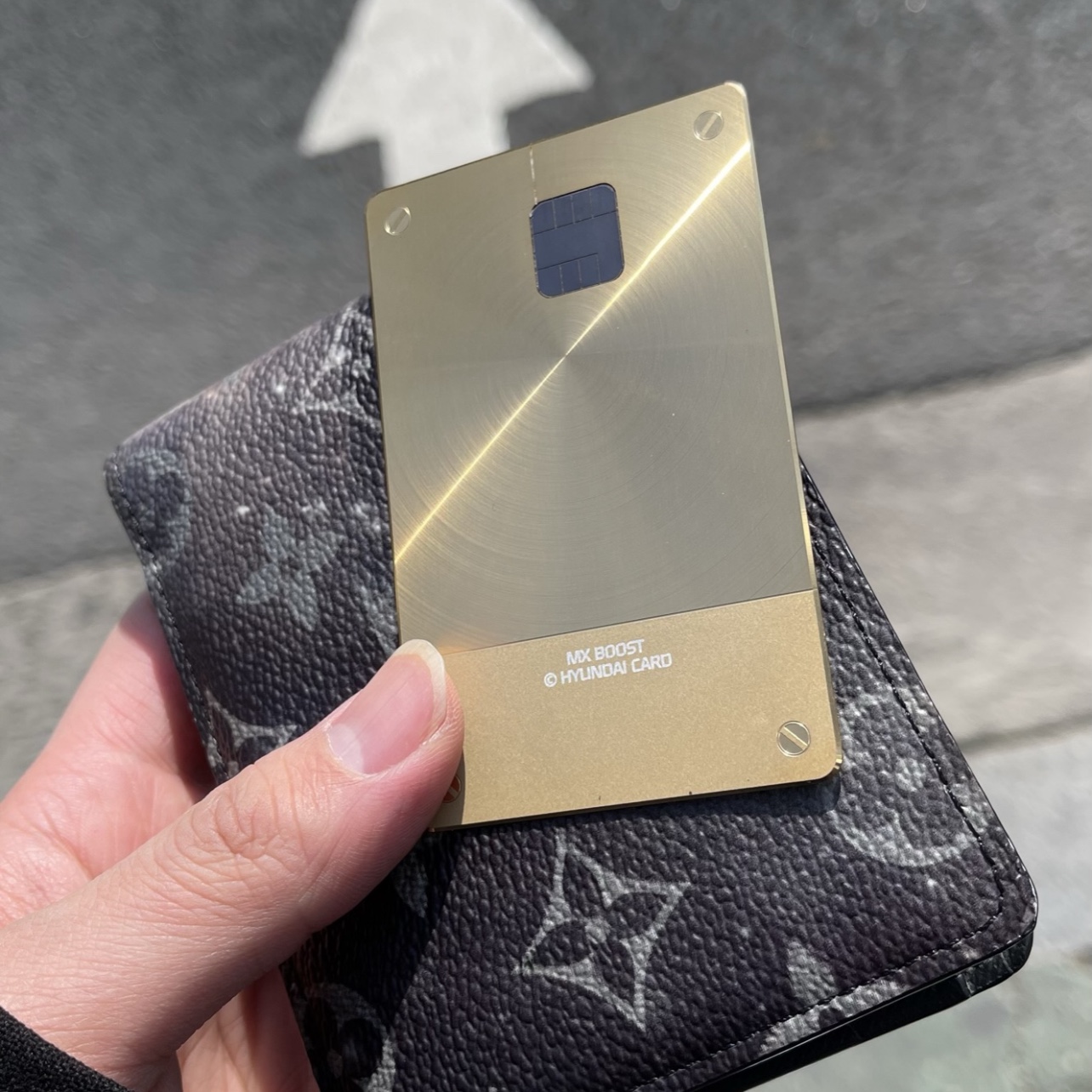 Louis Vuitton Slender Wallet Monogram Eclipse, Louis Vuitton Marco Wallet Monogram Eclipse 착용 스타일 - 1