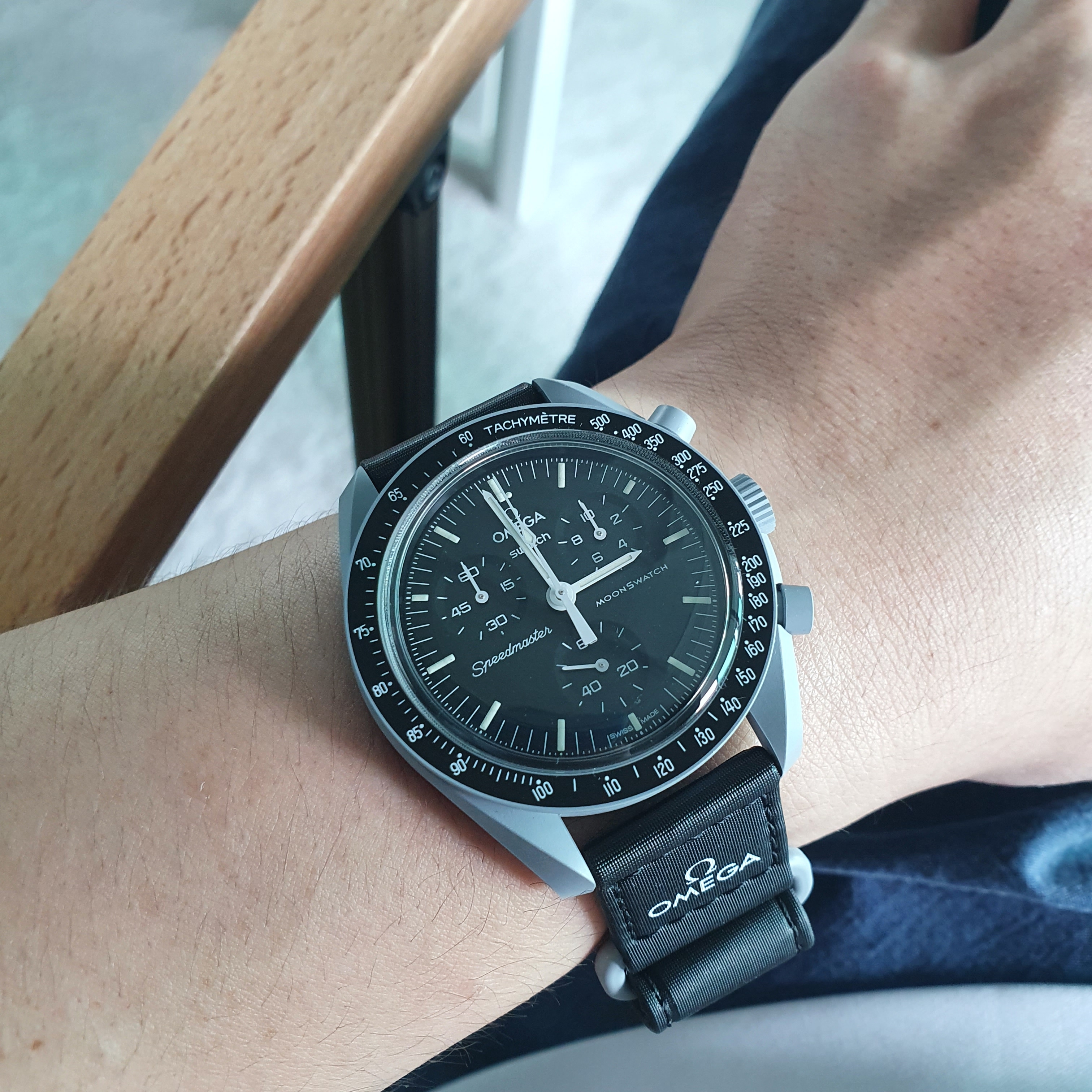 Swatch x Omega Bioceramic MoonSwatch Mission To The Moon 착용 스타일 - 1
