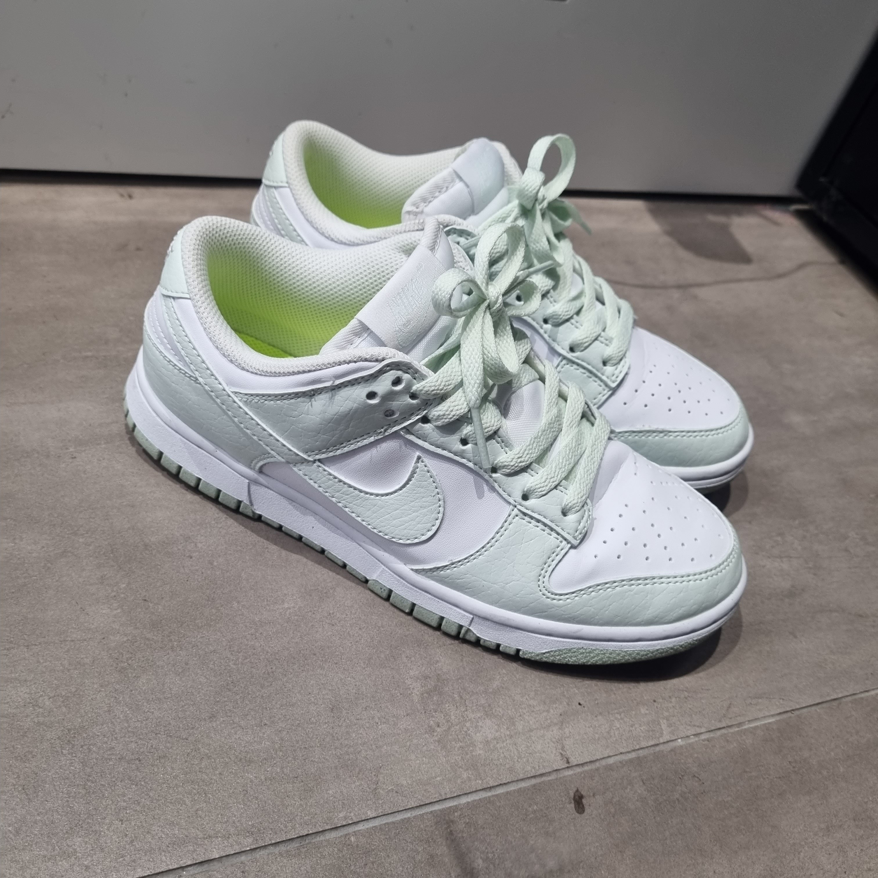 (W) Nike Dunk Low Next Nature Barely Green and White 착용 스타일 - 1