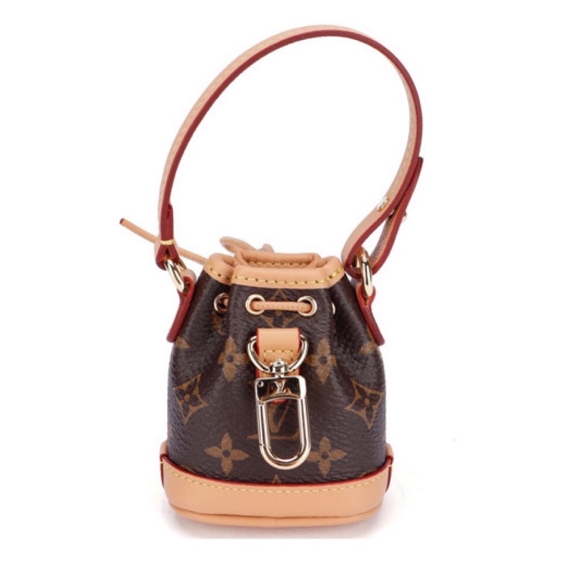 Louis Vuitton Micro Noe Bag Charm Monogram 착용 스타일 - 2