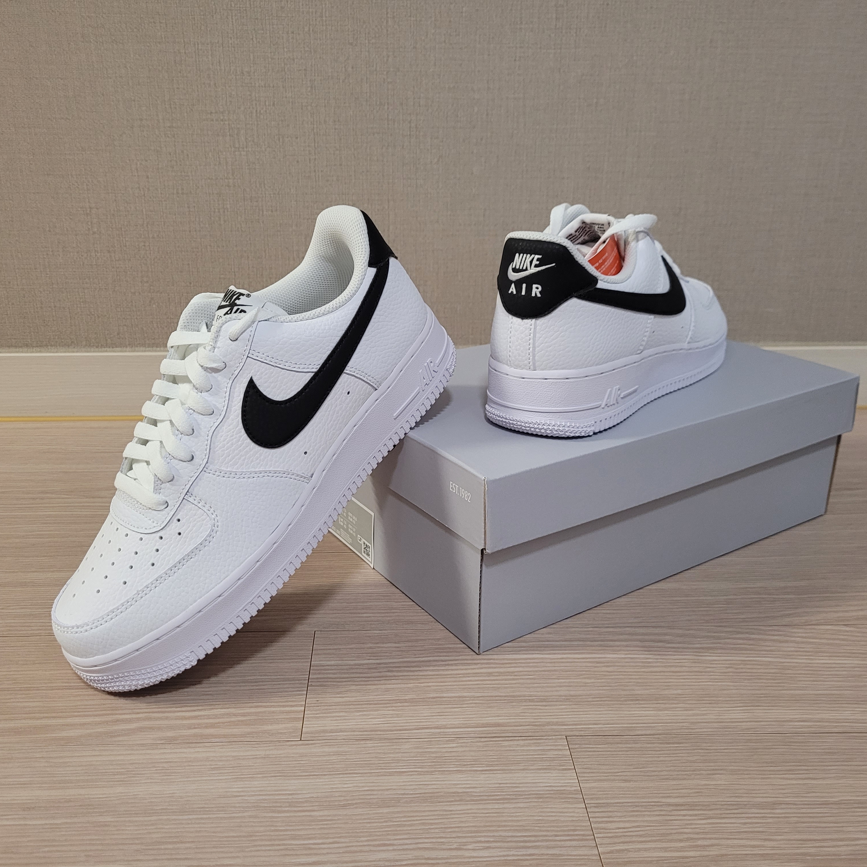 Nike Air Force 1 '07 White Black 착용 스타일 - 3