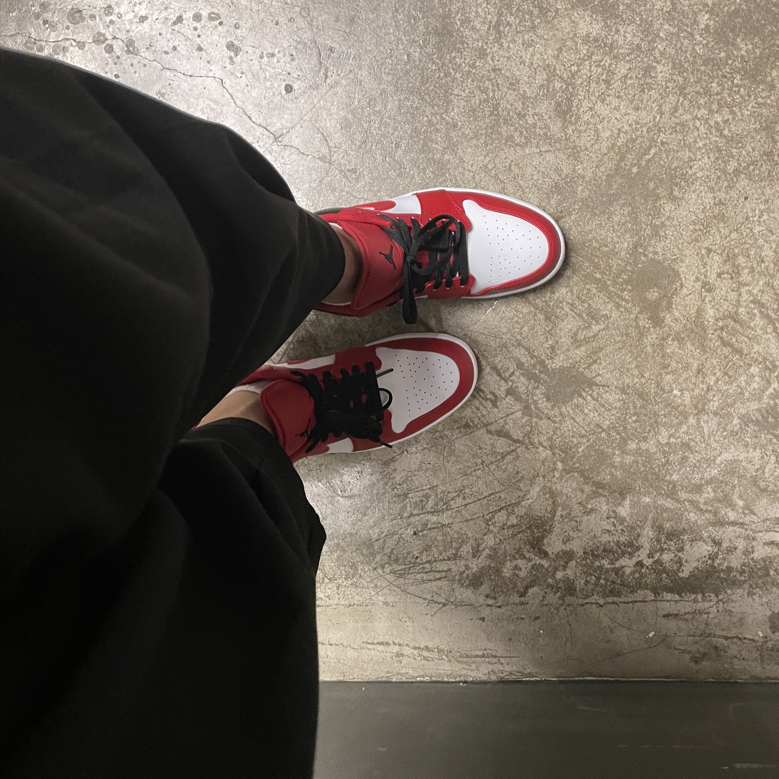 Jordan 1 Low White Gym Red Black 착용 스타일 - 4