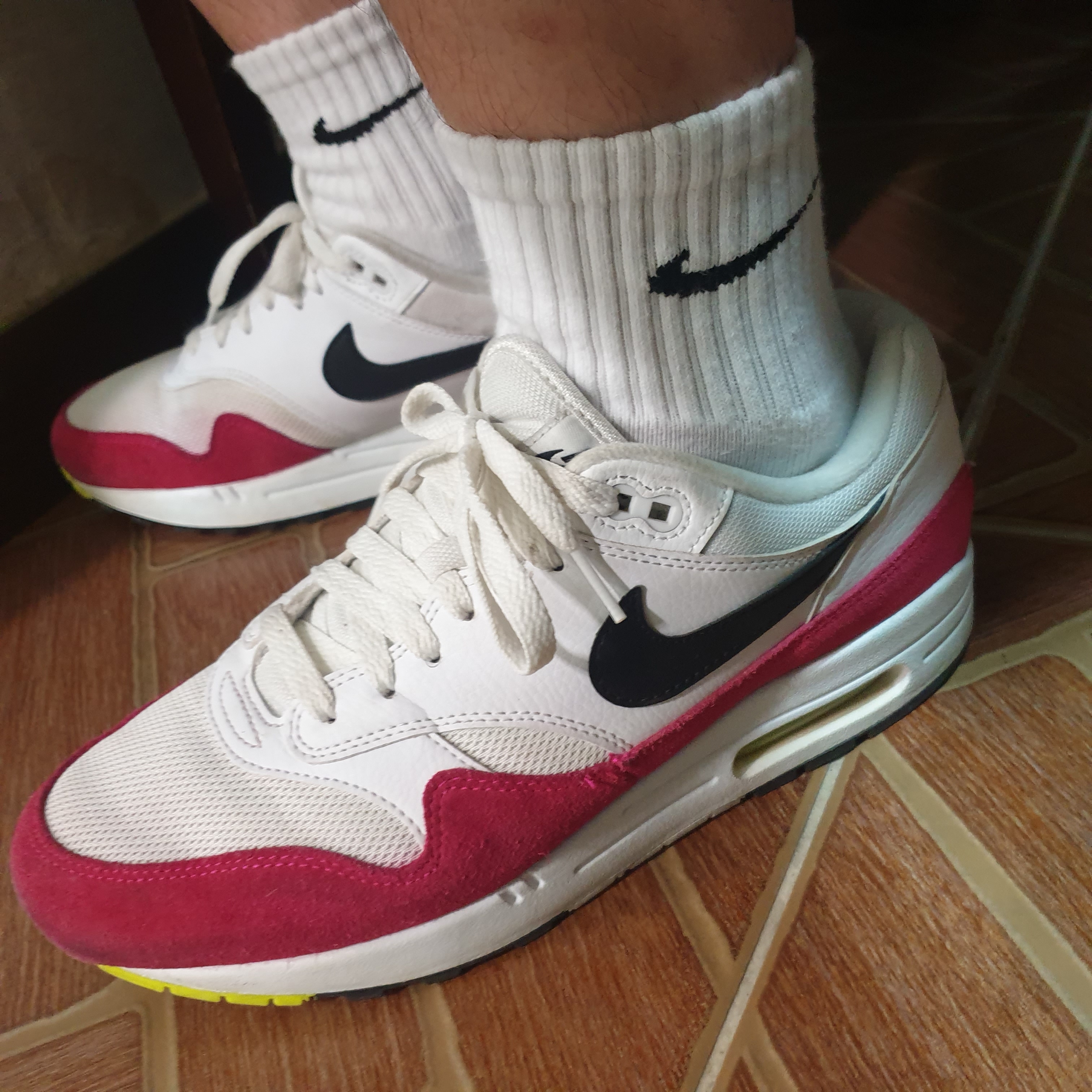 Nike Air Max 1 White Black Volt Rush Pink 착용 스타일