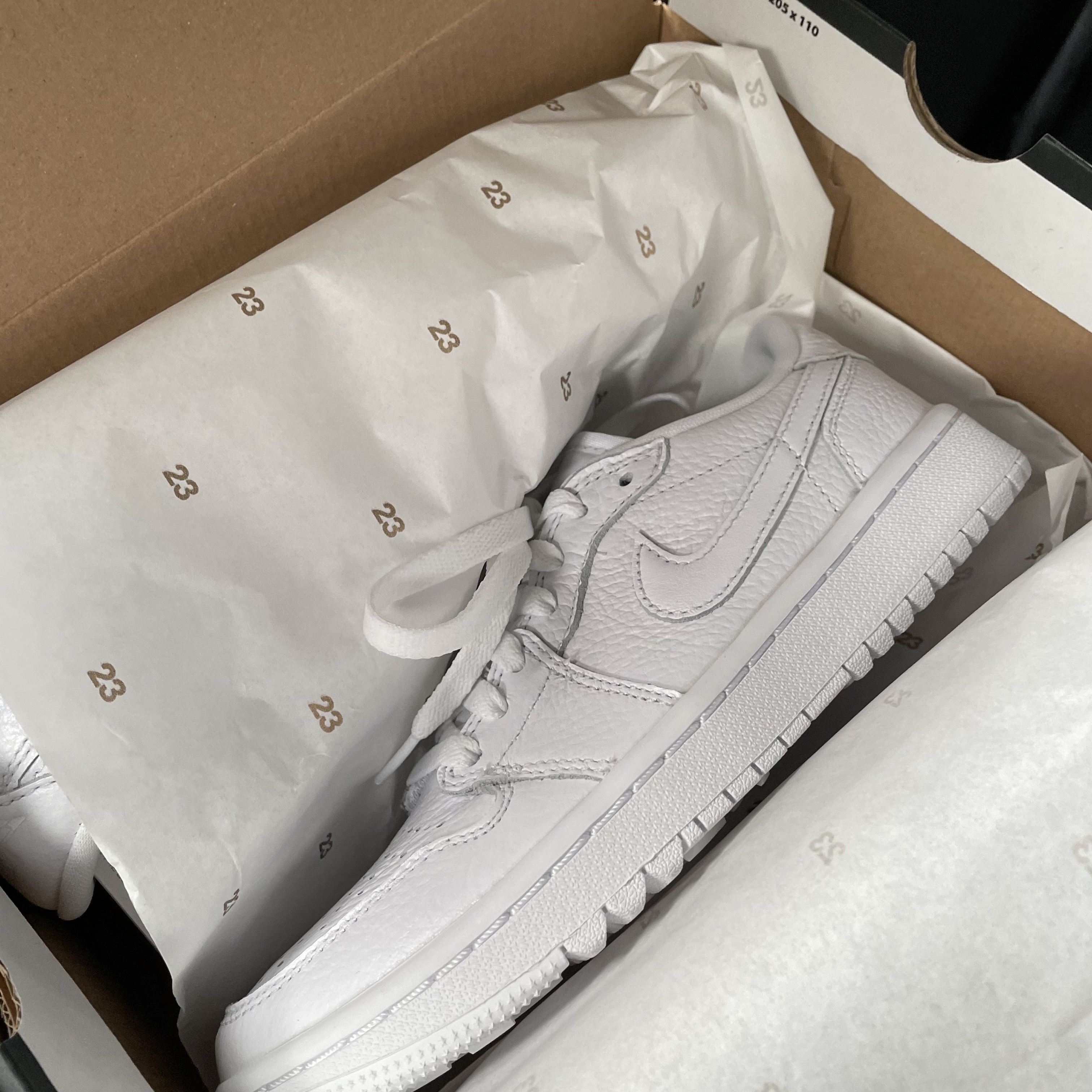 Jordan 1 Low Golf Triple White 착용 스타일 - 2