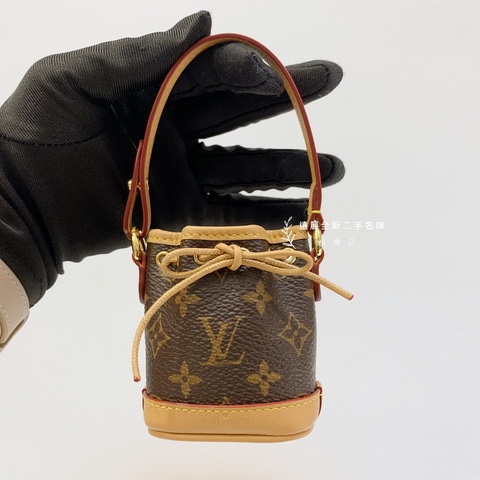 Louis Vuitton Micro Noe Bag Charm Monogram 착용 스타일 - 2