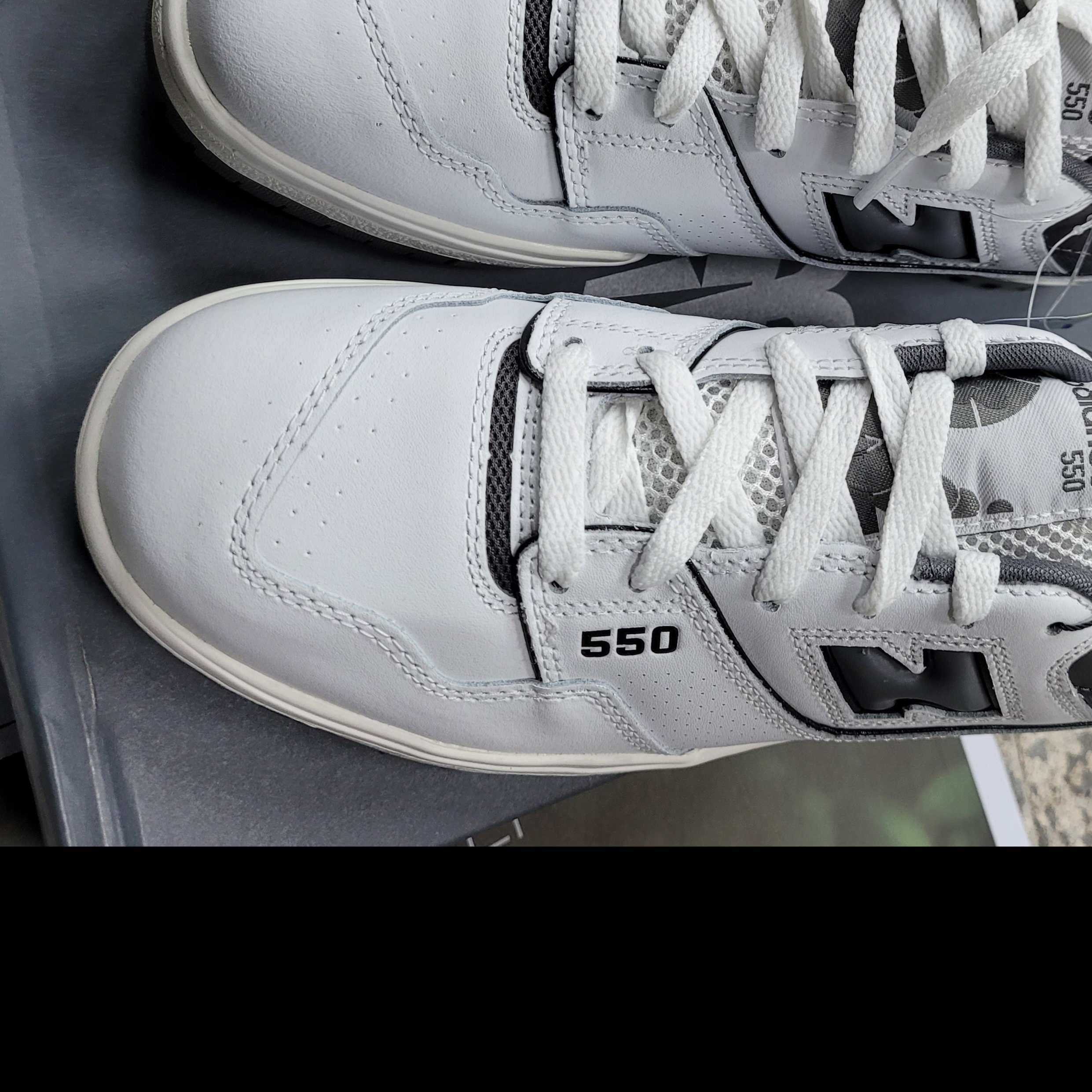 New Balance 550 White Grey Dark Grey - 2E Wide 착용 스타일 - 3