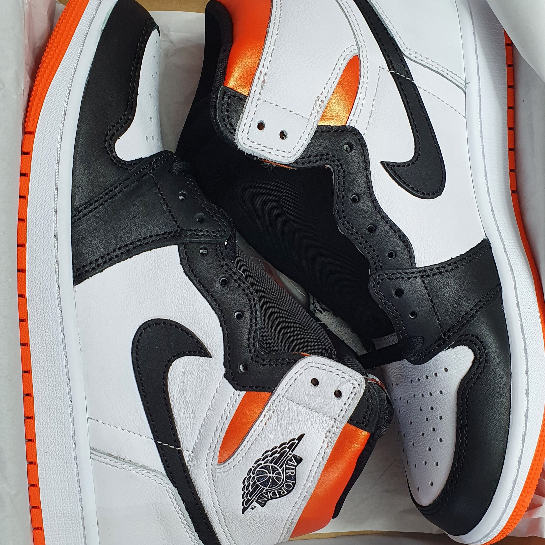 Jordan 1 Retro High OG Electro Orange 착용 스타일