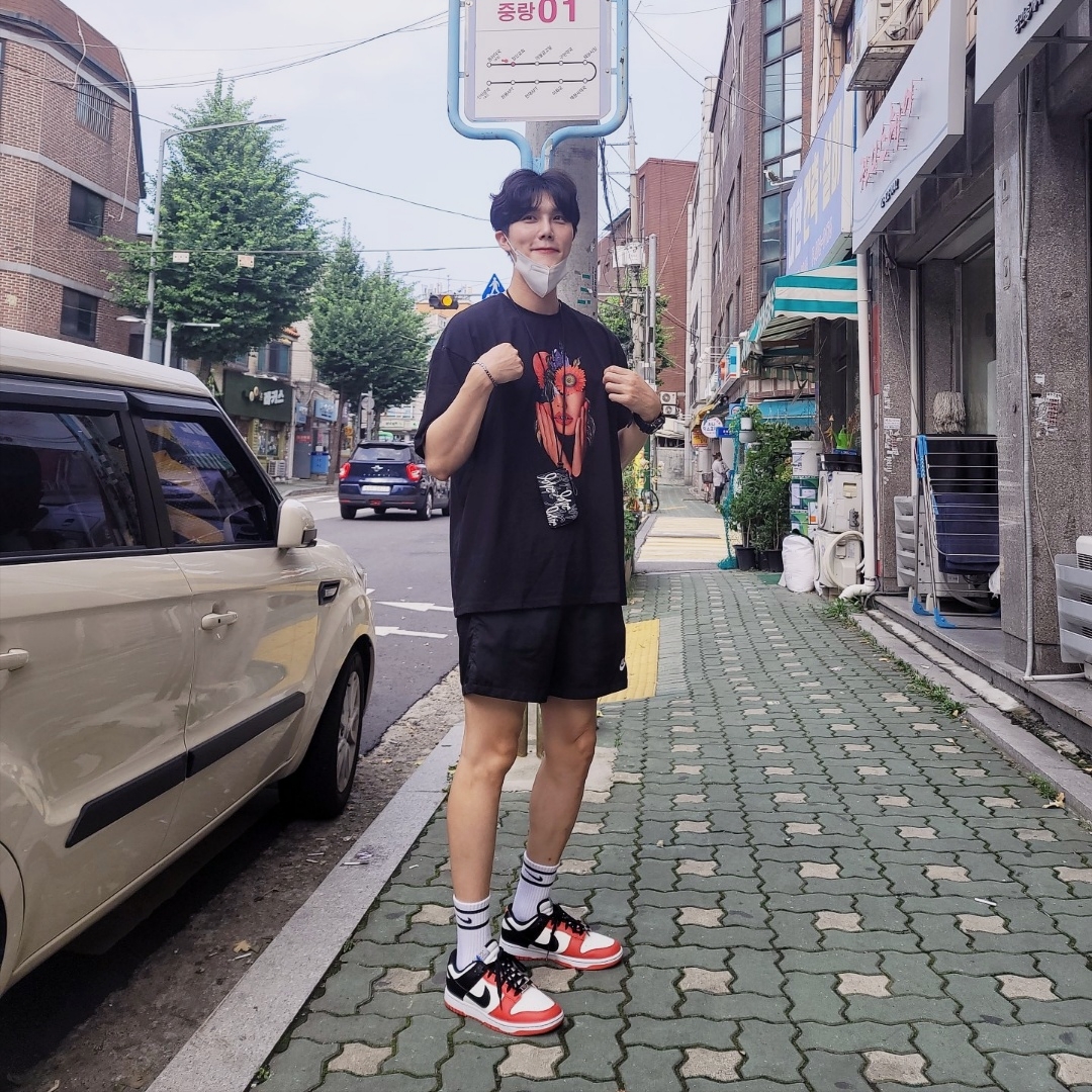 Nike x NBA Dunk Low Retro EMB Black and Chile Red 착용 스타일