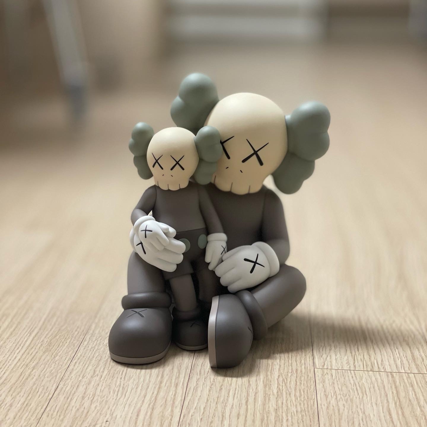 Kaws Holiday Changbai Mountain Vinyl Figure Brown 착용 스타일