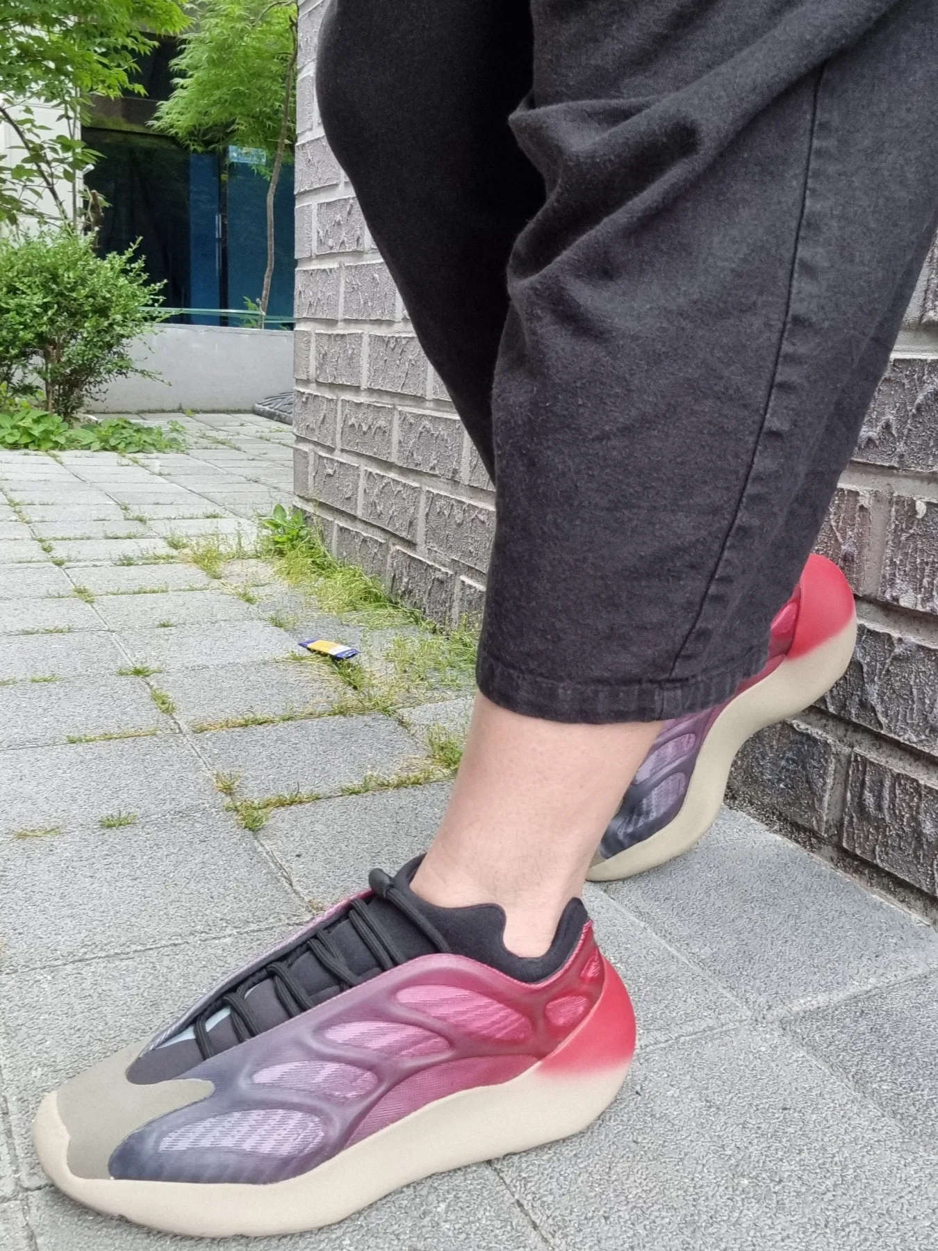 Adidas Yeezy 700 V3 Fade Carbon 착용 스타일 - 5