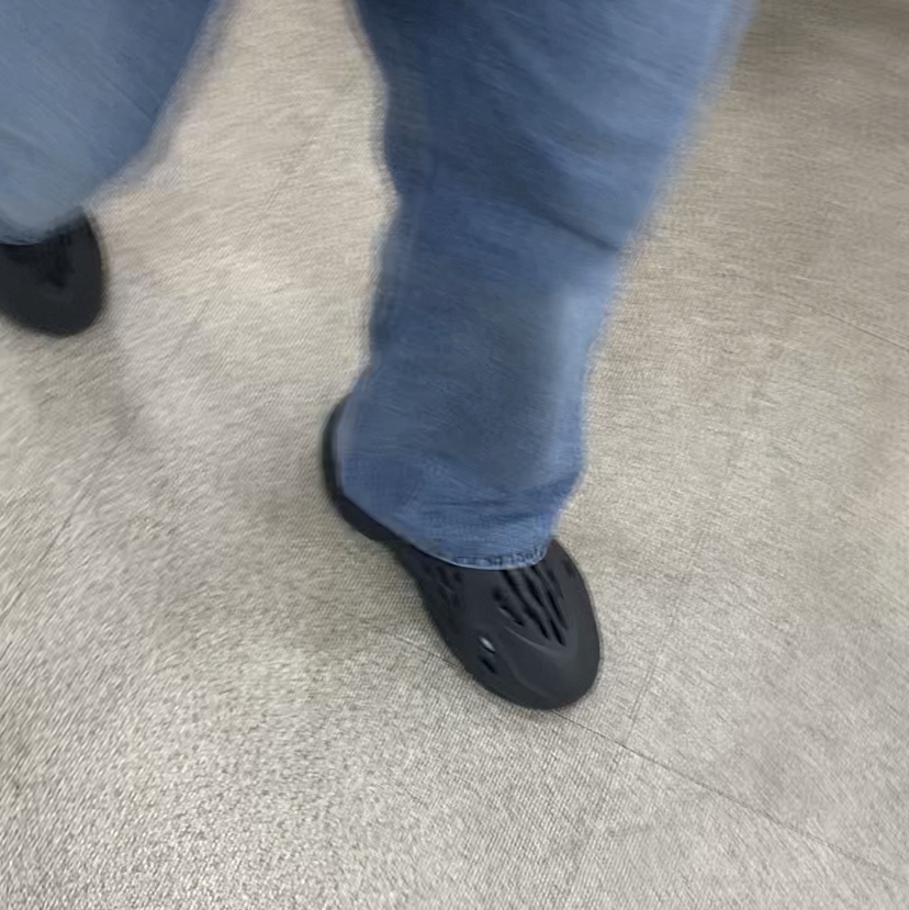 Adidas Yeezy Foam RNNR Onyx 착용 스타일