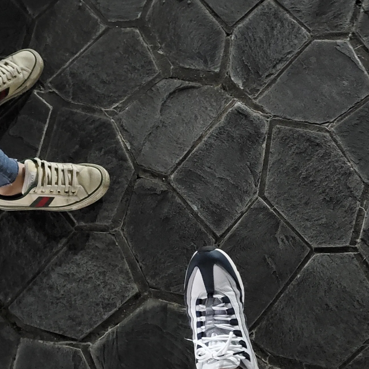Nike Air Max 95 Midnight Navy White, Gucci Tennis 1977 Butter Cotton 착용 스타일